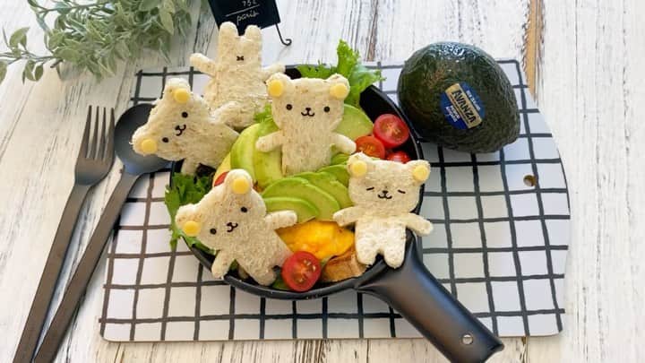 Little Miss Bento・Shirley シャリーのインスタグラム：「Now that AVANZA avocados @avanzaavocado are back in season, it’s time to make avocado toast! But I have a secret ingredient to make this extra yummy. Watch to find out.   Recipe uses these New Zealand grown hass avocados. They have double the amount of vitamin B6 and 20% more folate than avocados grown in other countries. #Avocookbattle   Recipe  2 slices of whole meal toast  butter  Egg  Salt, pepper to taste  AVANZA avocados Peanut butter  Salad greens Cherry tomatoes  Sushi seaweed for decoration  Mayonnaise for decoration  Slice cheese for decoration   1. Cut the wholemeal bread into cute shapes, I used a teddy cutter here  2. Arrange the leftover bread in a pan, butter well and toast until golden brown  3. Heat some butter in a frypan and cook scrambled eggs, seasoned with salt and pepper  4. Slice AVANZA avocados 5. Halve the cherry tomatoes  6. Assembly: spread peanut butter on toast, add in the salad greens, scrambled egg, AVANZA avocados, cherry tomatoes and the bread cut outs  7. Decorate with sushi seaweed details with some mayo to help stick them on , and slice cheese for ears 8. And it’s done !」
