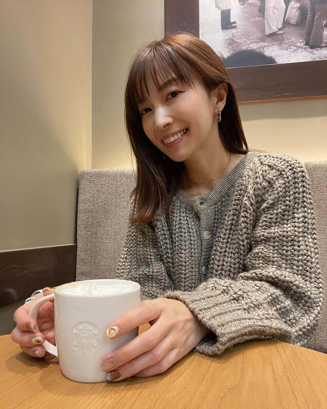 rats1316のインスタグラム：「・ 冬の定番#ホワイトモカ ☕️ ・ ・ ・ 冬物整理してたら忘れ去られたニットがわんさか出てきたので手当たり次第毎日着てます ・ ・ ・ #超絶奥歯の銀歯が気になる ・ #ママ#ママコーデ#ママファッション#code #ootd#outfit#mamagirl#北海道ママ#札幌ママ#三児の母#お洒落さんと繋がりたい#プチプラコーデ#今日のコーデ#ママライフ#ロカリ#スナップミー#mineby3mootd#ponte_fashion#4yuuu#きょコ#今日の服#大人カジュアル#主婦#男の子ママ #ビュースタグラマー#mamagirl_sugotoku」