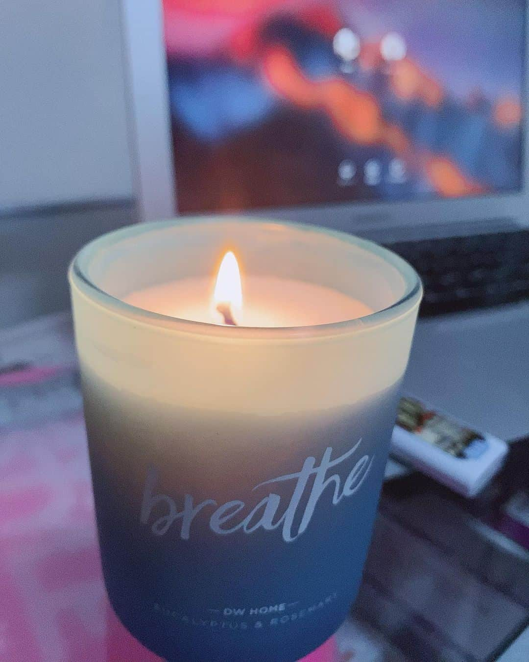 にゃんさんゴルフさんのインスタグラム写真 - (にゃんさんゴルフInstagram)「. . DW Home Candles🕯 @dwhomecandles_japan  Love ( peony & Passionfruit ) Ｓサイズ😽 アロマキャンドルです❤️  おうち時間に最適🙆‍♀️  アメリカのカリフォルニア州で生また アロマキャンドルみたいです🇺🇸  火を灯してなくても良い香りがするので 蓋を開けてお部屋に飾っても楽しめます💕  サイズもライターと同じくらいの コンパクトサイズ💕  #アロマ#キャンドル #アロマオイル#癒し#リラックス#リラックスタイム#おうちじかん #かわいい #インテリア #インスタ映え#ライター#日本未発売#America#candle#praha」10月28日 9時57分 - miiiii0228