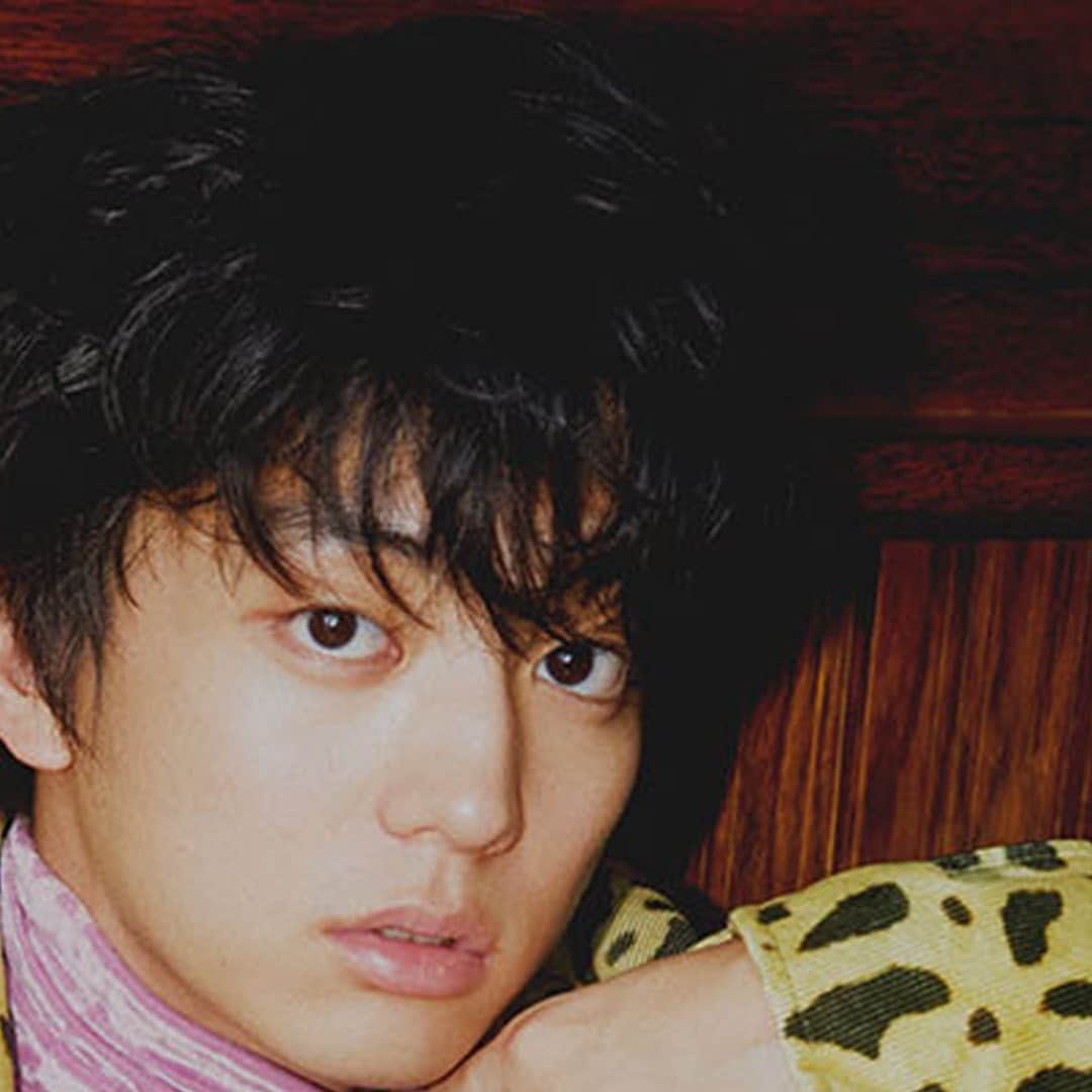 のインスタグラム：「本日発売のエル・ジャポン12月号の #ELLEMEN に #伊藤健太郎 さんが登場🎉﻿ ﻿ 2020年は6本の映画に出演、まさに飛躍の年となり、人気も実力も勢いを増すばかりのなか、あくまで自然体を保つ若き俳優の、本音をたっぷり語ったインタビューはエル・ジャポン本誌とエル・オンラインにて掲載中✔︎﻿ ﻿ 撮影舞台裏に迫ったスペシャル動画🎬では、エル編集部からの突然のプレゼントに対して、驚きのリアクションを！ 現在本誌＆オンラインで連載中の「KENTARO'S LINER NOTES」にちなんだとあるグッズとはいったい何か？　詳しくはYouTubeにアップしているフル動画をCHECK！﻿ ﻿ 👇エル・オンラインの記事はこちら﻿ https://www.elle.com/jp/culture/movie-tv/a34343125/kentaro-ito-20-1028/﻿ ﻿ 👇連載：伊藤健太郎の映画的音楽生活～KENTARO’S LINER NOTESはこちら﻿ https://www.elle.com/jp/kentaros-liner-notes/﻿ ﻿ ﻿ Photo BUNGO TSUCHIYA 　Movie TSUYOSHI HASEGAWA　Styling DEMI DEMU　Hair & Makeup GO UTSUGI﻿ ﻿ #伊藤健太郎 #KENTAROITO　#ellejapan #elleonline #ellemen #エル12月号 #十二単衣を着た悪魔」