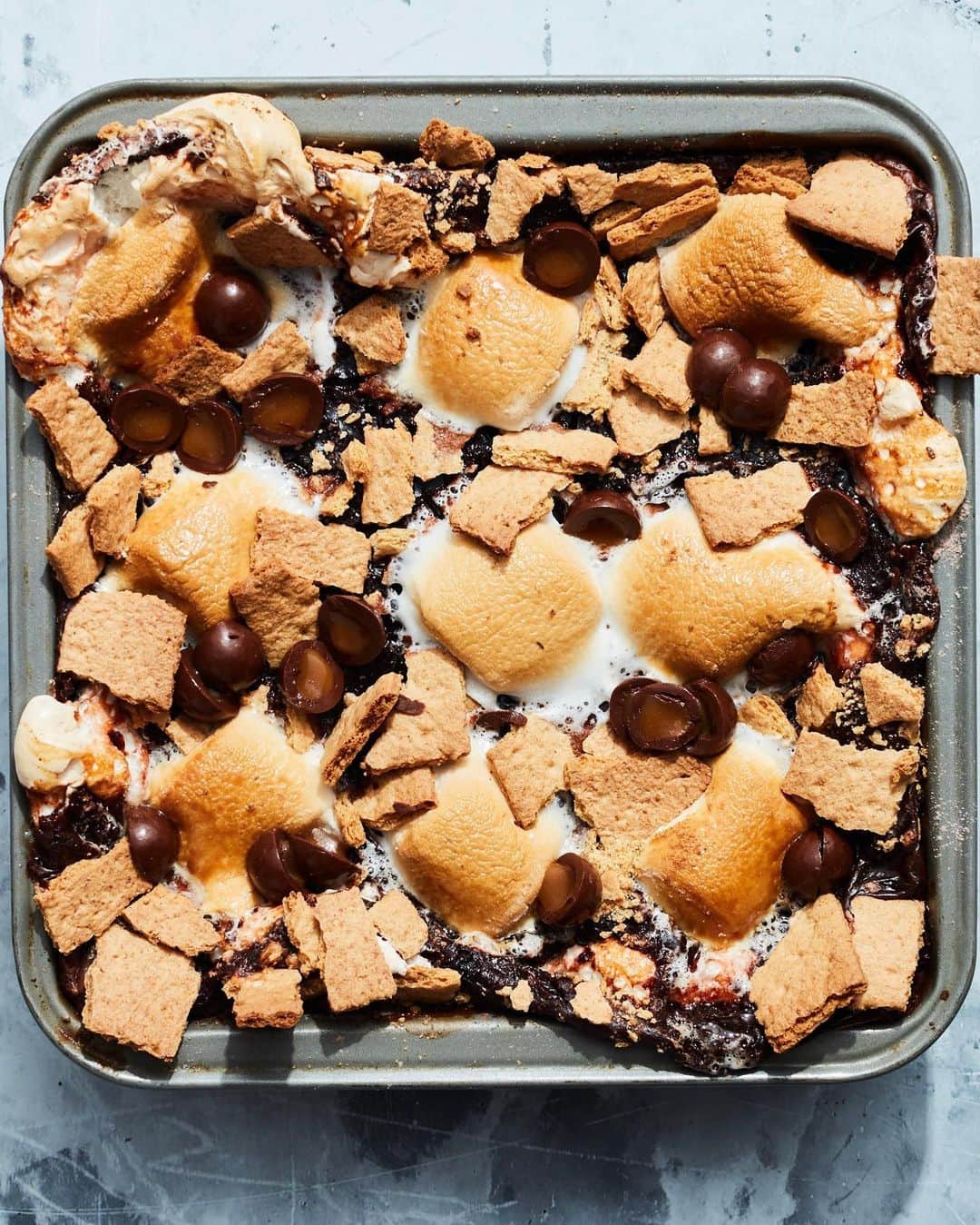 Gaby Dalkinさんのインスタグラム写真 - (Gaby DalkinInstagram)「Oh snap! It’s here! S’more Butterscotch Caramel Dump Cake and let me tell you.... IT IS A PROBLEM. The recipe is on the blog and whatever you do, don’t try and take it down with your best friend by yourselves. @mattarmendariz and I were in some mega food comas after we basically ate the entire thing ourselves. Have at it! https://whatsgabycooking.com/smore-butterscotch-caramel-dump-cake/」10月28日 9時58分 - whatsgabycookin