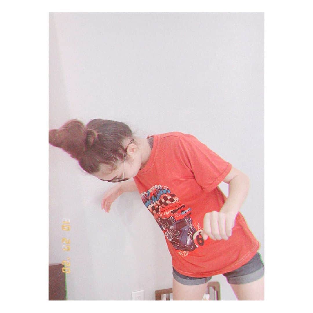 のインスタグラム：「お団子ヘア🍡﻿a big bun  ﻿ ﻿ ﻿ ﻿ ﻿ ﻿ ﻿ #お団子ヘア #14歳 #伊達メガネ #中学2年生 #Tシャツ女子 #スナップ写真 #wasian #lovemynewroom #로스앤젤레스  #14살 #셀피그램 #안경스타그램」
