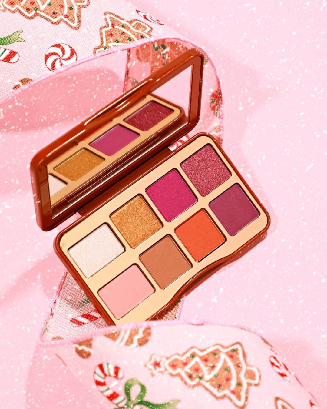 Too Facedさんのインスタグラム写真 - (Too FacedInstagram)「Run, run, as fast as you can, snatch up our Gingerbread Palette and complete your glam! 😘 Grab our warm & toasty Gingerbread Spice Mini Palette before it’s gone! 🏃‍♀️ #toofaced」10月28日 10時00分 - toofaced