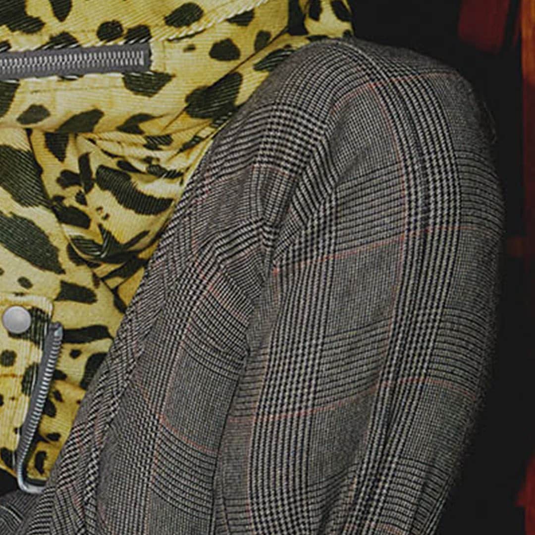 のインスタグラム：「本日発売のエル・ジャポン12月号の #ELLEMEN に #伊藤健太郎 さんが登場🎉﻿ ﻿ 2020年は6本の映画に出演、まさに飛躍の年となり、人気も実力も勢いを増すばかりのなか、あくまで自然体を保つ若き俳優の、本音をたっぷり語ったインタビューはエル・ジャポン本誌とエル・オンラインにて掲載中✔︎﻿ ﻿ 撮影舞台裏に迫ったスペシャル動画🎬では、エル編集部からの突然のプレゼントに対して、驚きのリアクションを！ 現在本誌＆オンラインで連載中の「KENTARO'S LINER NOTES」にちなんだとあるグッズとはいったい何か？　詳しくはYouTubeにアップしているフル動画をCHECK！﻿ ﻿ 👇エル・オンラインの記事はこちら﻿ https://www.elle.com/jp/culture/movie-tv/a34343125/kentaro-ito-20-1028/﻿ ﻿ 👇連載：伊藤健太郎の映画的音楽生活～KENTARO’S LINER NOTESはこちら﻿ https://www.elle.com/jp/kentaros-liner-notes/﻿ ﻿ ﻿ Photo BUNGO TSUCHIYA 　Movie TSUYOSHI HASEGAWA　Styling DEMI DEMU　Hair & Makeup GO UTSUGI﻿ ﻿ #伊藤健太郎 #KENTAROITO　#ellejapan #elleonline #ellemen #エル12月号 #十二単衣を着た悪魔」