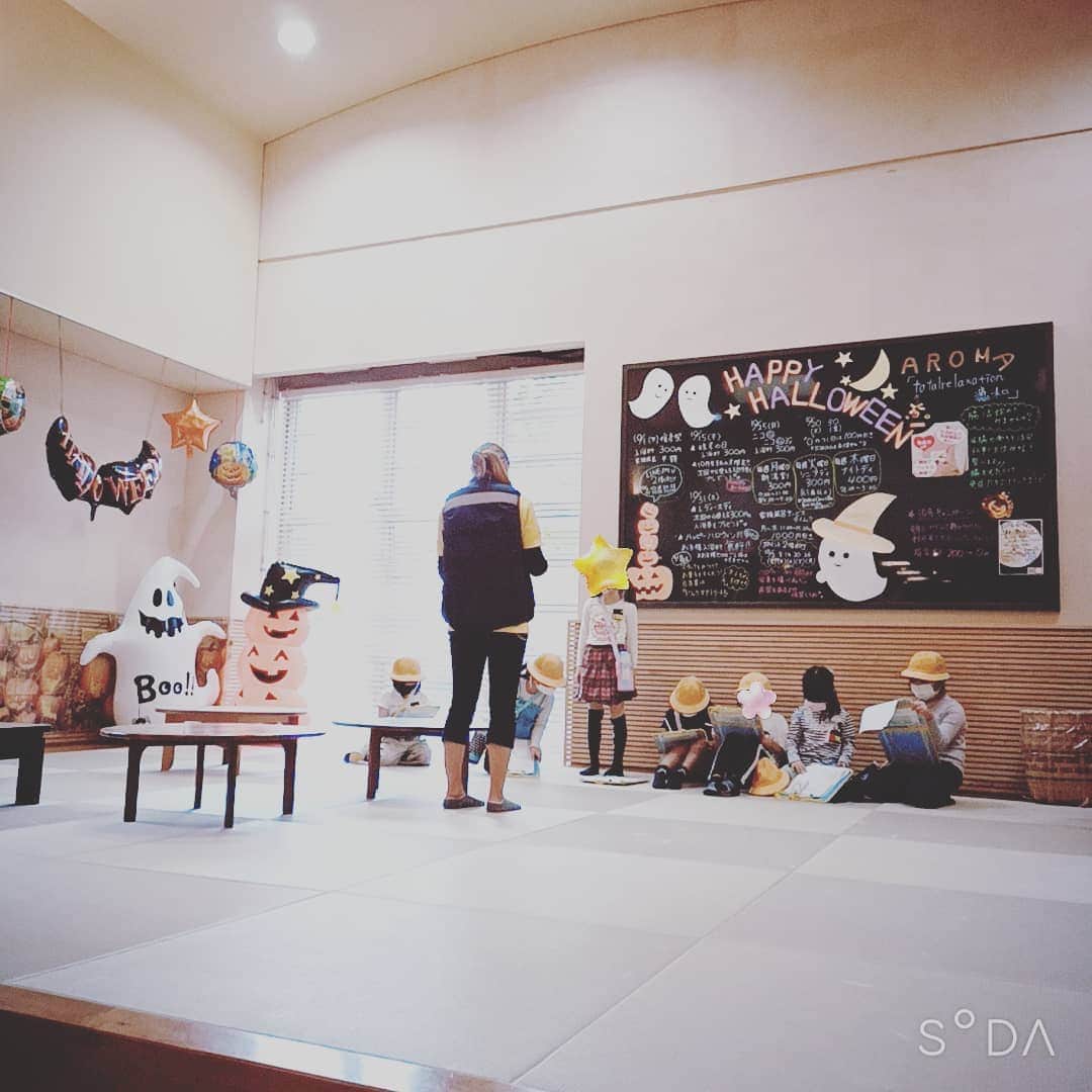 松本隆博のインスタグラム：「。 ちょーーかわいい( ´ ▽ ` ) ほんとほんと、かわいい (*˘︶˘*).｡.:*♡  幼稚園の子らが温泉を訪問学習 (^○^) ｢おんせんはなんどですかー？｣ ｢いちばんうれしいことはなんですかー？｣ 立ち上がって元気に質問する子や 恥ずかしくて座ったまま小さな声 でする子、個性があるんだよねぇ。。 ほんとみんな頑張れーって思うと 嬉しくほろっとしそう。  ちょっと笑える(笑)、 ｢いちばんはなんですかー？｣ の質問に、スタッフの方が…  ｢どこの温泉よりキレイです！｣ (~0~)(^○^)(~0~)(^○^) 言い切るのはちょっと(^○^)(^○^)  あー、可愛かった♨️☺️ (*˘︶˘*).｡.:*♡  ～人生遊歩道～」