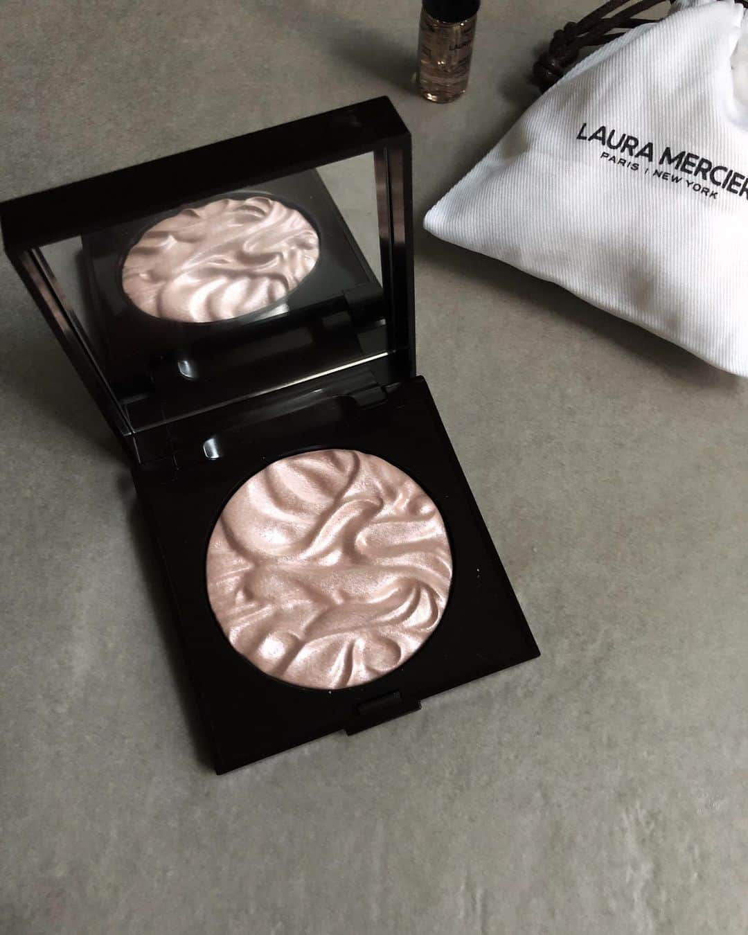 中村真里さんのインスタグラム写真 - (中村真里Instagram)「.﻿ @lauramercier Holiday Collectionのコスチュームデザインを担当させて頂いてます。もう今年で３度目になります。有難い❤︎ 今季は『Ballet à Paris』がテーマで女性らしさを体現するバレエの優雅さにインスパイアされたコレクションとの事で、﻿テーマであるリボンと雪のモチーフをメインに、枠内にはballerinaのコスチュームから着想を得て、チュチュと呼ばれる部分を直線的に表現しました。全体的にローラメルシェのフィロソフィにふさわしい上品な印象で、派手すぎず、でも制服に映えるよう適度なインパクトのあるデザインに。アイテムはスカーフ☻ 本日より限定コレクションのアイテムがローラメルシェの店頭に並んでいると思いますので見に行ってみてください〜😚✨﻿ ﻿ そして！もうすぐ、渋谷スクランブルスクエア店がオープンして一年が経ちます。いつもご愛顧頂き有難うございます。日頃の感謝の気持ちとして、プレゼントをご用意しております🙏🏼﻿！！ ﻿ 10/29(木)からご購入のお客様に先着でローラメルシエのフェイスイルミネーター〈フェイスカラー〉(限定20名様)と、スキンケア体感サンプルセットをプレゼントいたします。数に限りがございますので、ご了承ください。」10月28日 10時12分 - _marinakamura_