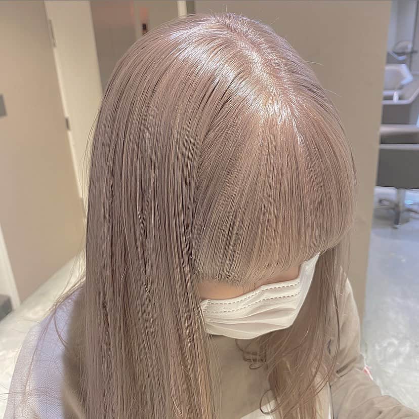 Beleza_official_instagramのインスタグラム：「ハイミルクティーベージュ👼 . ブリーチ2回です！ .  ブリーチは誰に任せるかで仕上がりが全く違います。 .  絶対に失敗したくない方は是非指名予約をおすすめします！！ . 僕だけのオリジナルレシピとマル秘テクニックで艶々サラサラハイトーンにします！！」