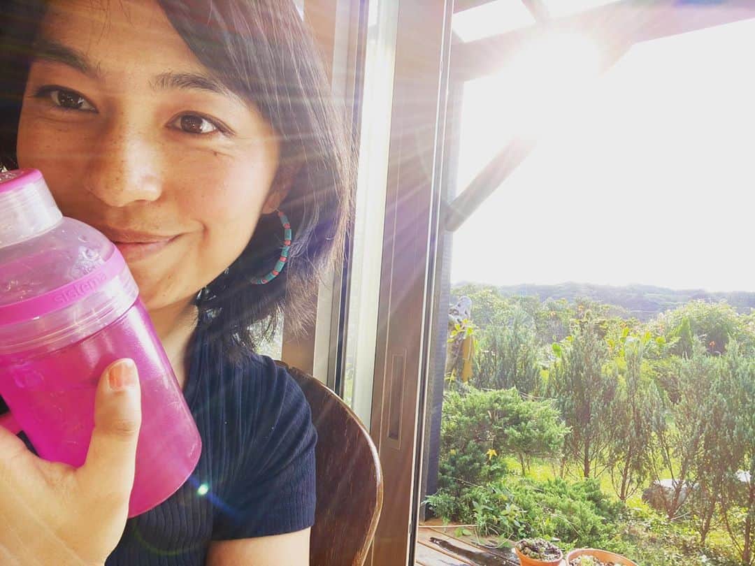 福原美穂さんのインスタグラム写真 - (福原美穂Instagram)「"Ashes"たくさんのpostありがとうございました🙏 新たな新境地、何回も聴いてもらえて嬉しいです❤️  私も色々と常に悩んでたり、落ち込んだりします。 でも、太陽の光を浴びながら水をたくさん飲んで、ポジティブに捉えるように。  年明けすぐにツアーも決まり、2021年にかけてまた一歩ずつ進んでいきます。 (しかし2021年ってすごい！すごい年月人間がいたんですね。😂)  みんなもついてきてね❤️  You are beautiful!x Have a nice day.x #mihofukuhara #福原みほ　#福原美穂　#positivevibes #sun #water #green #自然 #naturallife #水を飲む」10月28日 10時17分 - miho_fukuhara