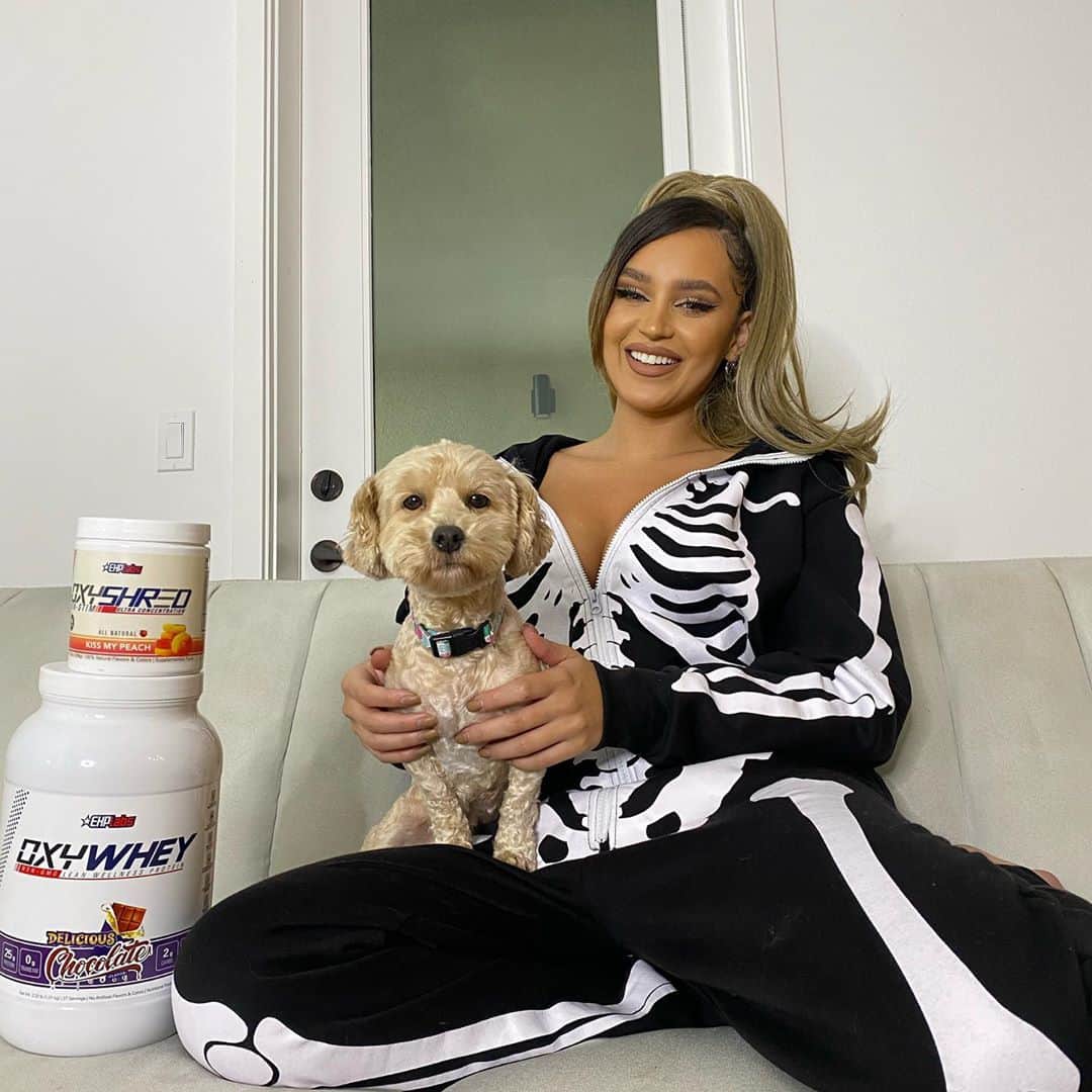 Val Mercadoのインスタグラム：「No tricks, just treats this Halloween! 🎃 👻  Select your favourite OxyShred & Protein powder for a  bargain of a price including a mystery product!  Don’t miss out! Upto 50% OFF using my code VAL10 + mystery product included in the bundle. Head to EHPlabs.com today to  pick up this Halloween bundle today.🖤🖤」