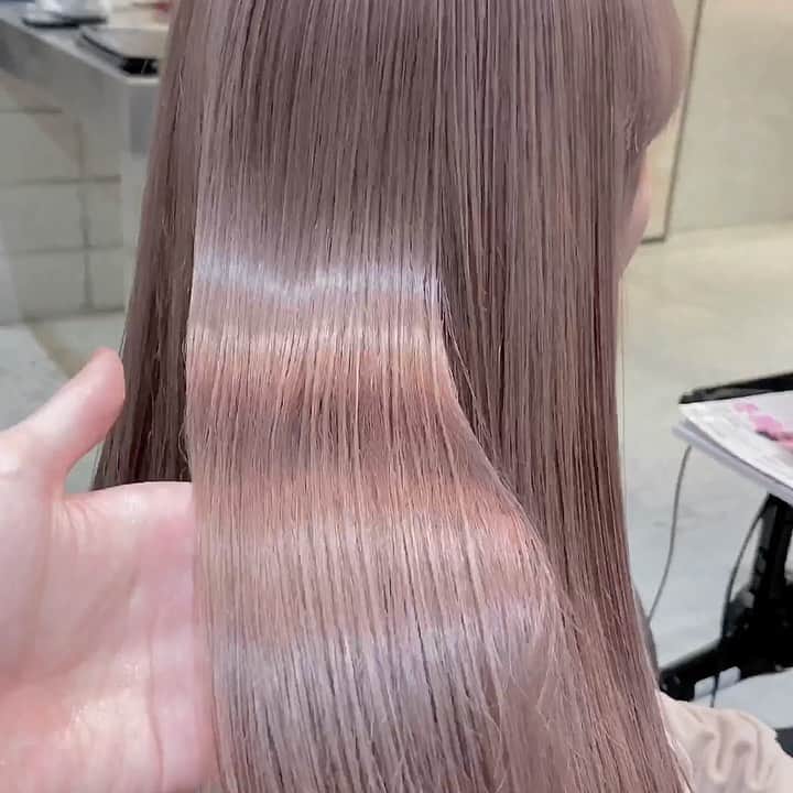 Beleza_official_instagramのインスタグラム：「ハイミルクティーベージュ♡ . ハイブリーチで作っています！！ .  ブリーチは誰に任せるかで仕上がりが全く違います。 .  絶対に失敗したくない方は是非指名予約をおすすめします！！ . 僕だけのオリジナルレシピとマル秘テクニックで艶々サラサラハイトーンにします！！」