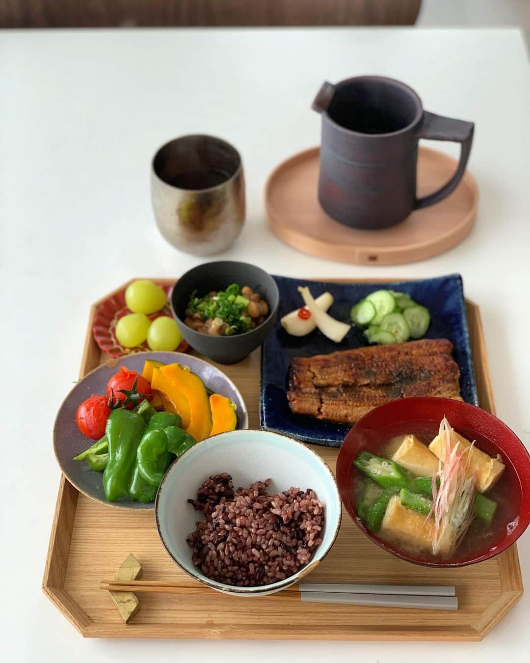 のインスタグラム：「・ ・ たまに自分のために作る 朝ごはんだいじ  自分を作るのは『食』だと思うからできる時はやろう って思ってる 人を良くするって書いて食だからね  いそがしい朝は無理してやらない。メリハリ  作ってるときは集中できるからわたし的なmeditationになってる ウォーキング、ランニング、ストレッチ、掃除、植物いじりもそう  先週から1ヶ月はお野菜とフルーツ以外は買わず 冷蔵庫と冷凍庫のものをロスせず使うことを決めたから 冷蔵庫、冷凍庫にあるものを把握している 本来そうあるべきなのに出来てない自分だったと反省  外食もおうちごはんも美味しくしあわせにいただける ことに感謝して 今日も佳きいちにちにしよう🙏🏻 ・ ・ #life #おうちごはん #あさごはん #おうなは　@nana_lagrange のご実家田口屋さんの。3回に分けていただいた。また食べたい😋 #らっきょうは実家から知恵子便 #酵素玄米は　@saosweety のお裾分け。あと2回で終わっちゃうよぉ😢またデリバリーよろ💕 #お味噌汁に入れた千丸屋鏡湯葉の乾燥湯葉はえりんこが @erinko823 が自粛中に送ってくれた #蒸し野菜には塩と　@iguchi_min の胡麻油をひと回し。これ最近の定番。調味料だいじ #周りのみなさんに生かされてる #ありがとう🙏🏻」