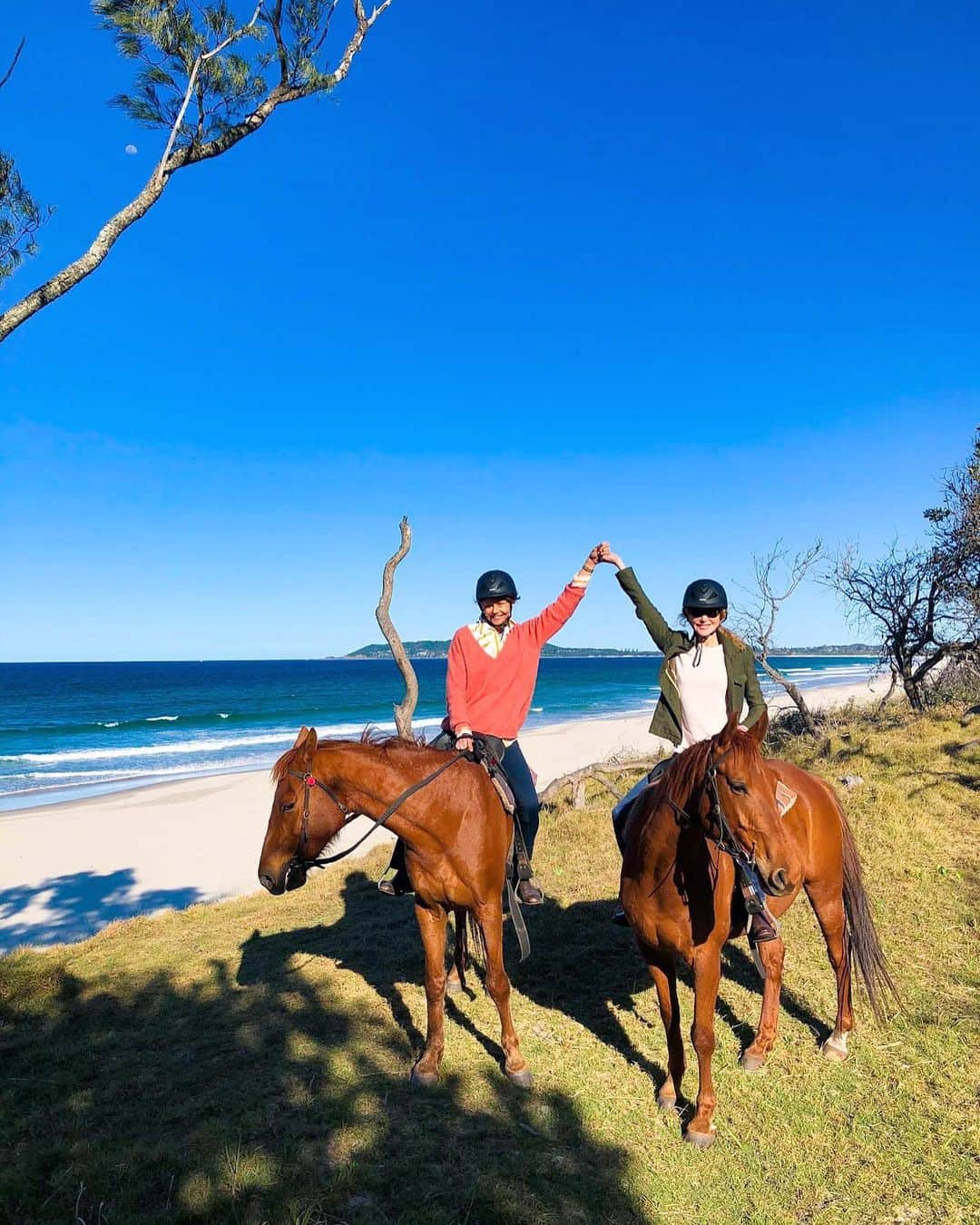 ニコール・キッドマンのインスタグラム：「Look! We led a horse to water 😉🐎 Beautiful day with my beautiful sister @AntoniaKidman xx」
