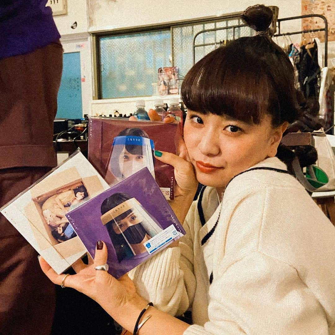 ももさんのインスタグラム写真 - (ももInstagram)「新しいアルバム本日発売日でっす！  #こもりうたっていうタイトルのアルバムです寝る前に聴いて欲しいからその名前にした訳ではなく快眠効果が期待できる音楽という訳でもなく #お家にこもって作った歌たちという意味のこもりうたです天才的なタイトルです勿論姉が付けましたありがとう私がその妹です」10月28日 10時45分 - charanpo_momo