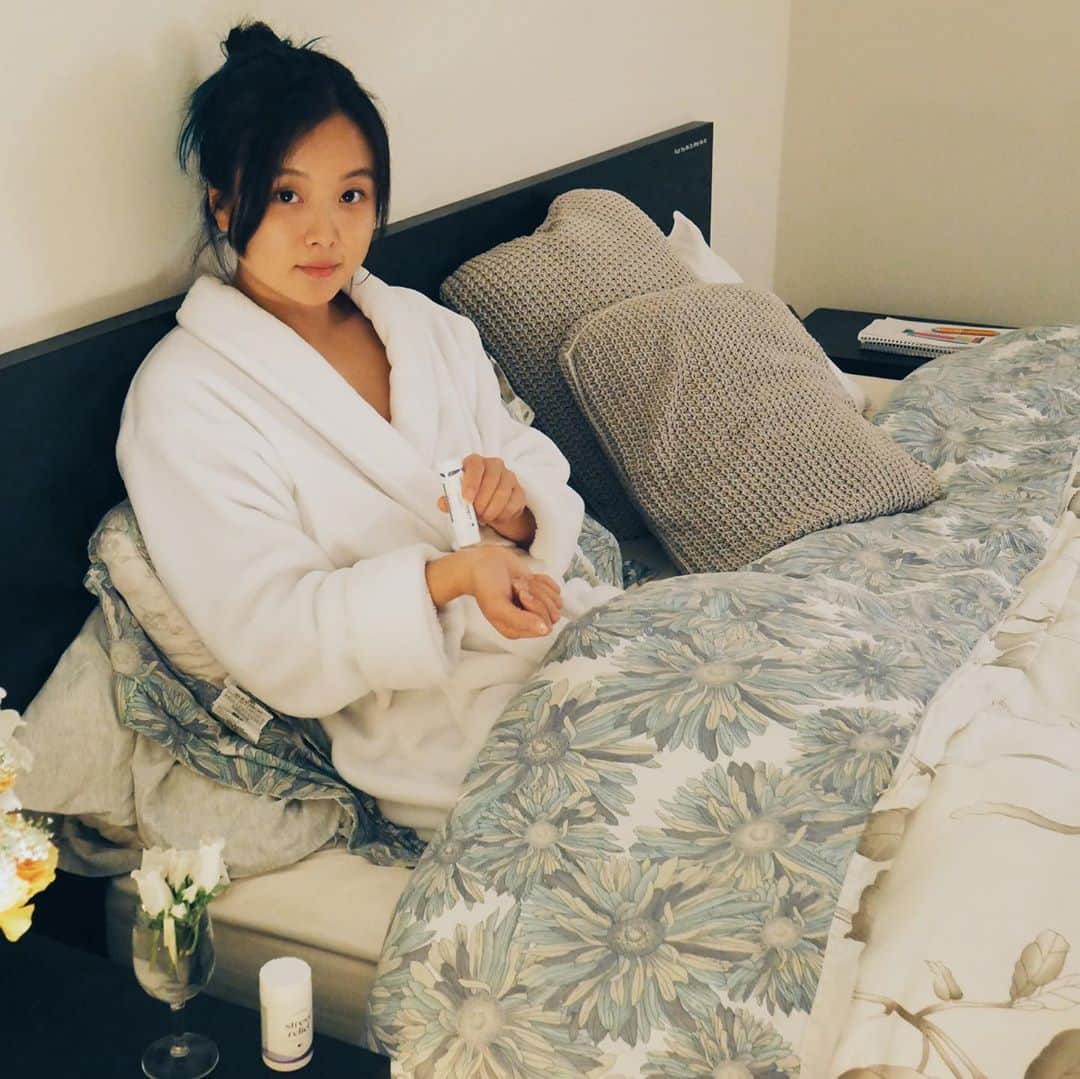 ミン・ユラのインスタグラム：「2020’s been crazy guys. Stress relief is essential 🥰  스트레스해소 필살기  #stressbalm #stressrelief #USANA #USANAathlete」