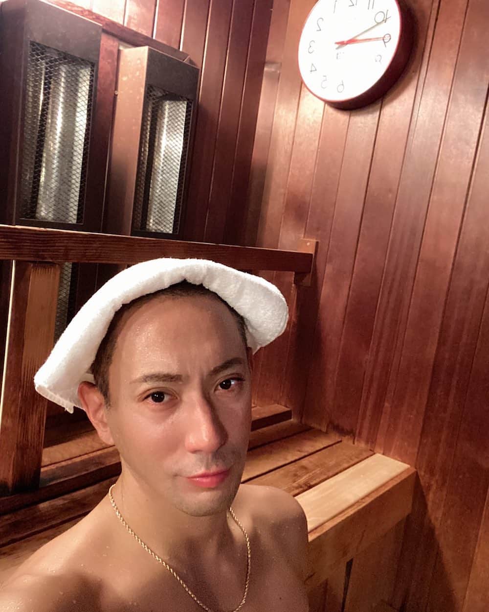 市川海老蔵 （11代目）さんのインスタグラム写真 - (市川海老蔵 （11代目）Instagram)「Rendezvous with my friend at a sauna! Sauna talk time🧖‍♂️  I like it pretty much sauna talk time🧖‍♂️✨ * 友達とサウナで待ち合わせっすね！ サウナトーク🧖‍♂️  結構好きです サウナトーク🧖‍♂️✨  #市川海老蔵 #海老蔵 #成田屋 #歌舞伎  #和 #日本文化 #ABKAI #ABMORI #ebizoichikawa #ebizo #kabuki #kabukiza #thunderparty #ebizotv #theater #theaterarts #actor #japan #classic  #kabukiactor」10月28日 10時58分 - ebizoichikawa.ebizoichikawa