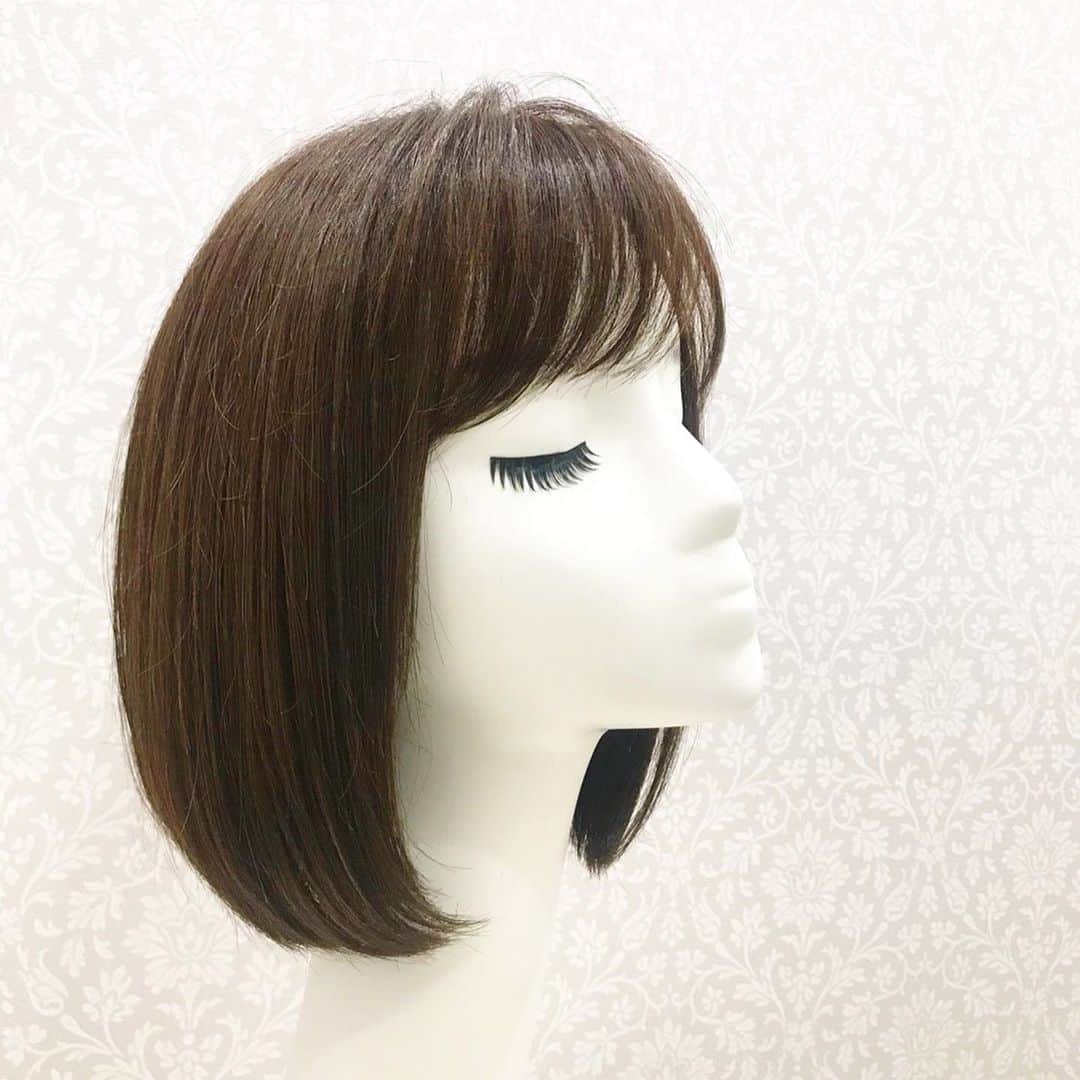 AQUADOLL アクアドールウィッグさんのインスタグラム写真 - (AQUADOLL アクアドールウィッグInstagram)「こんにちは🌞 アクアドール梅田サロン 藤枝です🙇🏻‍♀️ . サロンオリジナルスタイルのご紹介です🕺🏼 . pwm00B size:M color:CBRM price:¥54,800-(税抜) . 前下がりボブです👩🏻 気になる襟足、耳周り、眉毛など しっかりカバーしてくれますよ❣️ . 襟足はスッキリなので これからの季節🍂❄️ マフラーやコートなどを着用しても 首元がゴワつかず使いやすい長さです👍 . 気になった方は是非お早めに 梅田サロンへお越しくださいませ✨🐾 . ご来店お待ちしております😊🐾 . . #AQUADOLL#アクアドール#アクアドールヴィーナス#アクアドールウィッグ#医療用ウィッグ#ウィッグ#wig#カツラ#ウィッグ生活#抗がん剤#抗がん剤治療#副作用#乳がん#がん#がん患者#脱毛症#円形脱毛症#自己免疫疾患#多発性脱毛症#薄毛#抜毛症#大阪 #梅田 #大阪駅#女装#白髪#おしゃれさんと繋がりたい#ミディアムヘア #ストレートスタイル　#ボブスタイル」10月28日 10時55分 - aquadollwig