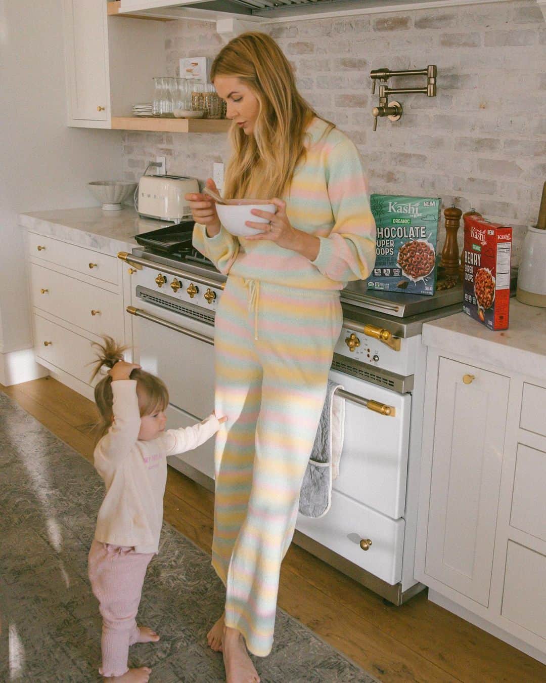 Amber Fillerup Clarkさんのインスタグラム写真 - (Amber Fillerup ClarkInstagram)「Enjoying some morning cereal with Frankie @Kashi by Kids Organic Super Loops cereals are so good! They are made with super food ingredients. Kashi developed this cereal with the Kashi Kids Crew, a group of kids ranging from 13 to 17 years old who are passionate about sustainability, food, health, and the environment. The new cereals are part of the Kashi by Kids line where every product is created by kids, for kids. I thought that was so cool that the kids got to help create it! Kashi will be donating a minimum of $5,000 to NoKid Hungry, which can help provide up to 50,000 meals to kids in need. They’re donating $1 for every social share using the hashtag #KashiFeedsTomorrow and tagging @Kashi so check out my stories to see how you can get involved! #SuperLoops #Ad」10月28日 10時56分 - amberfillerup