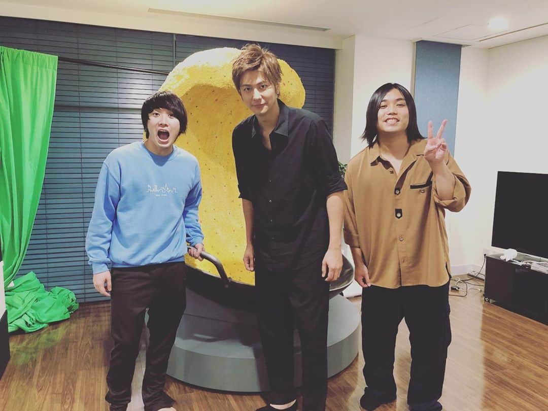 のインスタグラム：「またチャーハン作りましょう！笑  #youtube#水溜りボンド#巨大チャーハン #ドッキリ#水溜りボンドトミー#水溜りボンドカンタ #mstable#速水もこみち#mocomichihayami」