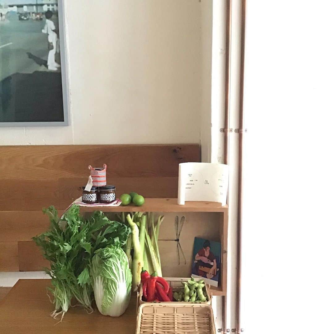 Pho 321 Noodle barのインスタグラム：「皆さま　お早うございます。  早いもので10月の営業日もlast 4daysとなりました。  今週の有機野菜便は　岐阜ファームレガーロ　伊藤さんからのお野菜便を中心に　今季初　白菜🥬　水菜　万願寺とうがらし(red) 真菰だけ　黒枝豆　ミックスmint 黄にんじん イエロービートルートです。  本日のお野菜は　真菰だけ　うりずん　カブ　人参　ケール、薩摩芋の6種、それぞれの食感も楽しみながら　からだの中から温まって下さい。  お野菜のフォーは　Chompy,Uber eats,to goと耐熱性の高いboxに入れて　デリバリー&店頭でのpick upも可能です。（おひとつから、ご来店時間に合わせて、麺を茹で、出来たてをお渡し致します☎03-6432-9586)  碗に添える柑橘は　淡路島平岡農園さんのアレン・ユーレカ檸檬とメキシコよりno waxのキーライム2種です。  本日も11:30am opening 5:30pm last call 6pm closing 中休みなしで開店致します。  季節の変わり目　体調崩さぬよう旬のお野菜たちと共にご自愛下さいませ。  today’s reccomend:pho/bun lovely veggie w/fresh veggie,com dong-pou-rou,coconut green chicken pho(3rd noodle),mini pork rice🌶,summer roll for sharing and homemade ginger lime soda🏡  today’s opening bgm📻footwork/theo parrish👟」