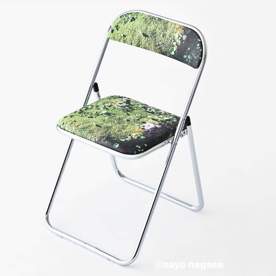 永瀬沙世のインスタグラム：「商品化したいくらい！！！素敵な椅子(作品)に仕上がりました。開催中のDesign art TOKYOに展示しています。 ..... この時代だからこそ、家やオフィスで座るときにふっと安心感、優しさを感じさせる森の中に座っている感覚になれる作品を椅子にしました。パイプは森の湧水の瑞々しさのイメージでピカピカに磨いてもらいました。 ｰｰｰｰｰｰ 1518 Creator Collaboration × Pipe chair <永瀬沙世>写真家  鉄のパイプ素材と 真逆のイメージを掛け合わせました。 ”苔や草の、柔らかい、ふかふか、みずみずしい” 椅子に座ると「森の中」に静かに座っている感覚に。 ｰｰｰｰｰ  オフィス家具の老舗メーカー「ノーリツイス」お馴染みの折りたたみパイプチェアと1518による、広い分野で活躍する 6組のクリエーターと2社のメーカーとのコラボレーション企画の展示。  参加クリエーター：永瀬沙世(写真家) / 三島友加里(nezu I コスチュームジュエリーデザイナー) / 横関亮太(プロダクトデザイナー) 1012 TERRA(デザインデュオ) / 氷室友里(テキスタイルデザイナー) / 山嵜廣和(toe I Metronome Inc. I インテリアデザイナー)  参加メーカー：三井化学 & MOLP / COLOR POLYMOCK (三和化工)  東京をベースに写真家として活躍する永瀬沙世。自身で主催するブックレーベルYOMOGIBOOKSから現在迄8冊の作品集、ヨーロッパの出版社から2冊刊行している。 www.nagasesayo.com  会場:REAL Style 青山店  #1518community #sayonagase #DESIGNART #designarttokyo2020 @1518community @sayo_nagase_works」