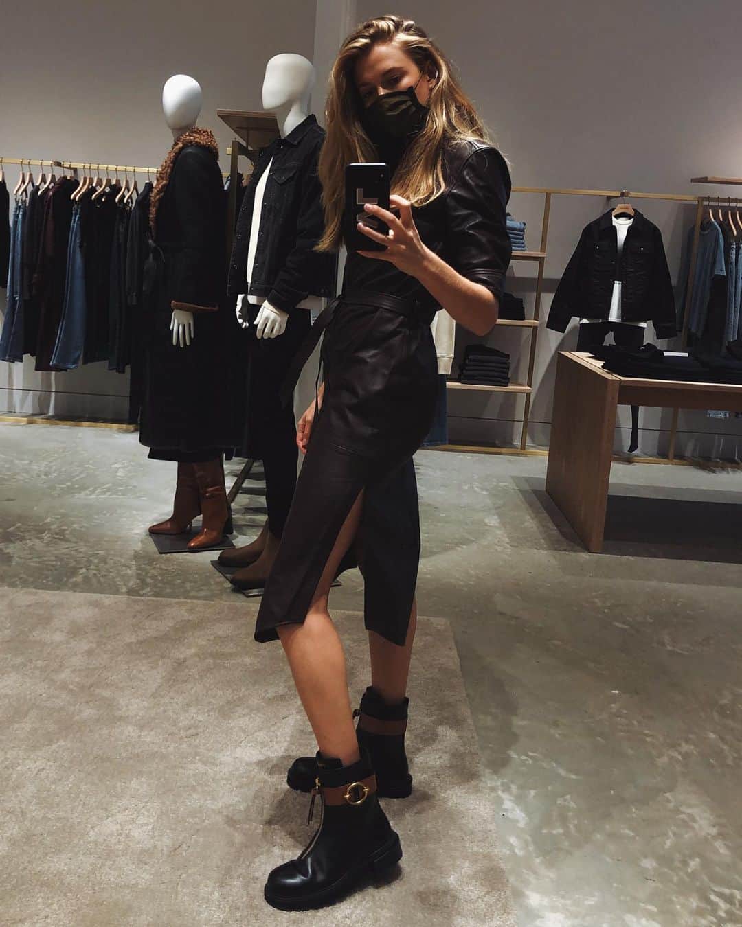 Victoria Leeのインスタグラム：「Winter ready💥Thank you @frame🖤 📍Meatpacking」