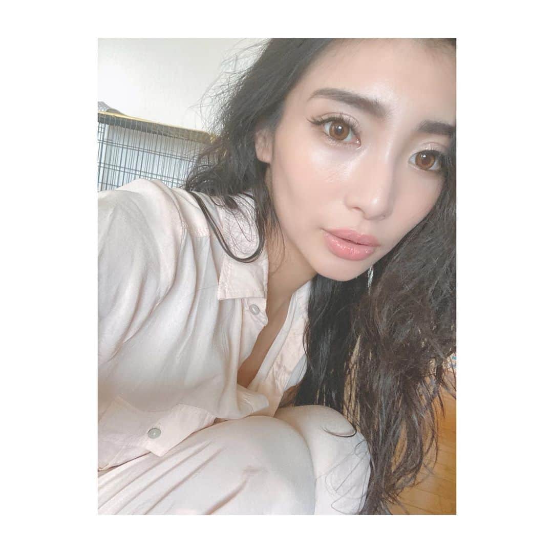 のインスタグラム：「Ohayooooo....💤🌞  昨日は初の独りライブ観てくれて ありがとうございました！ あとでストーリーに色々まとめておくね！！💄  ひとりだとほぼコメントよめなかったり、 質問たくさんは答えられなかったね.... でも勉強になったし ちょっとなれたので つぎはちょっとマシになってるかも。笑  あ、あとこのコメント欄に質問したいこと 書いておいてくれたら プリントアウトして読めるかも。笑  目悪いからさ😂  そしてライブの映像はIGTVに残してあるけど、 自分の声大嫌いなのですぐ消します。笑  あんなぐだぐだに参加してくれた みなさんさんきゅー！  それでは、 今日も素敵な一日を🤍🤍🤍  #balletbybacklash #havegoodday #🌥 #🌞  #thankyou #love #🤍」