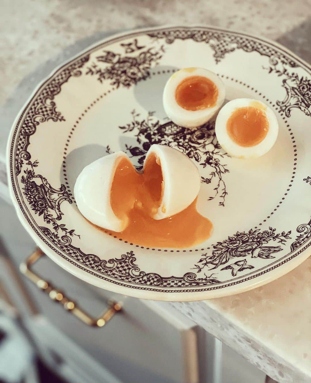 白澤貴子さんのインスタグラム写真 - (白澤貴子Instagram)「The first boiled eggs by my son👦  家庭科の調理実習は、コロナの影響で先生の調理を見るだけ。  実践はおうちで、できあがりの写真を提出という新しい授業方法が始まりました。  まずは週末にゆで卵から。  初めてにしては上手くいったんじゃないかしら？と私。  思春期ながらもちょっと嬉しそうにはにかむ息子。  #なんてことないのに忘れたくないひととき #平日この時の写真を眺めながらひと呼吸おくとなぜかいいリフレッシュに」10月28日 11時25分 - takakoshirasawa