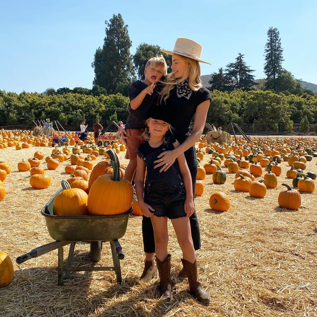 トリ・プラバーのインスタグラム：「Pumpkin pickin with my boos 🎃🧡」