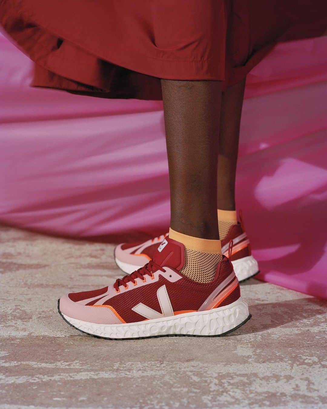 カレンウォーカーのインスタグラム：「Veja’s Condor has arrived at Playpark and karenwalker.com // @Veja’s first ecological running shoe, the Condor is the result of 4 years of research and development. It mixes innovative fabrics such as the Alveomesh made of 100% recycled plastic bottles, and natural materials such as Ricinus oil, natural latex, banana oil, sugar cane, rice husk (wastes from the food industry) and Amazonian rubber. The perfect balance between recycled and natural materials and running optimisation.」