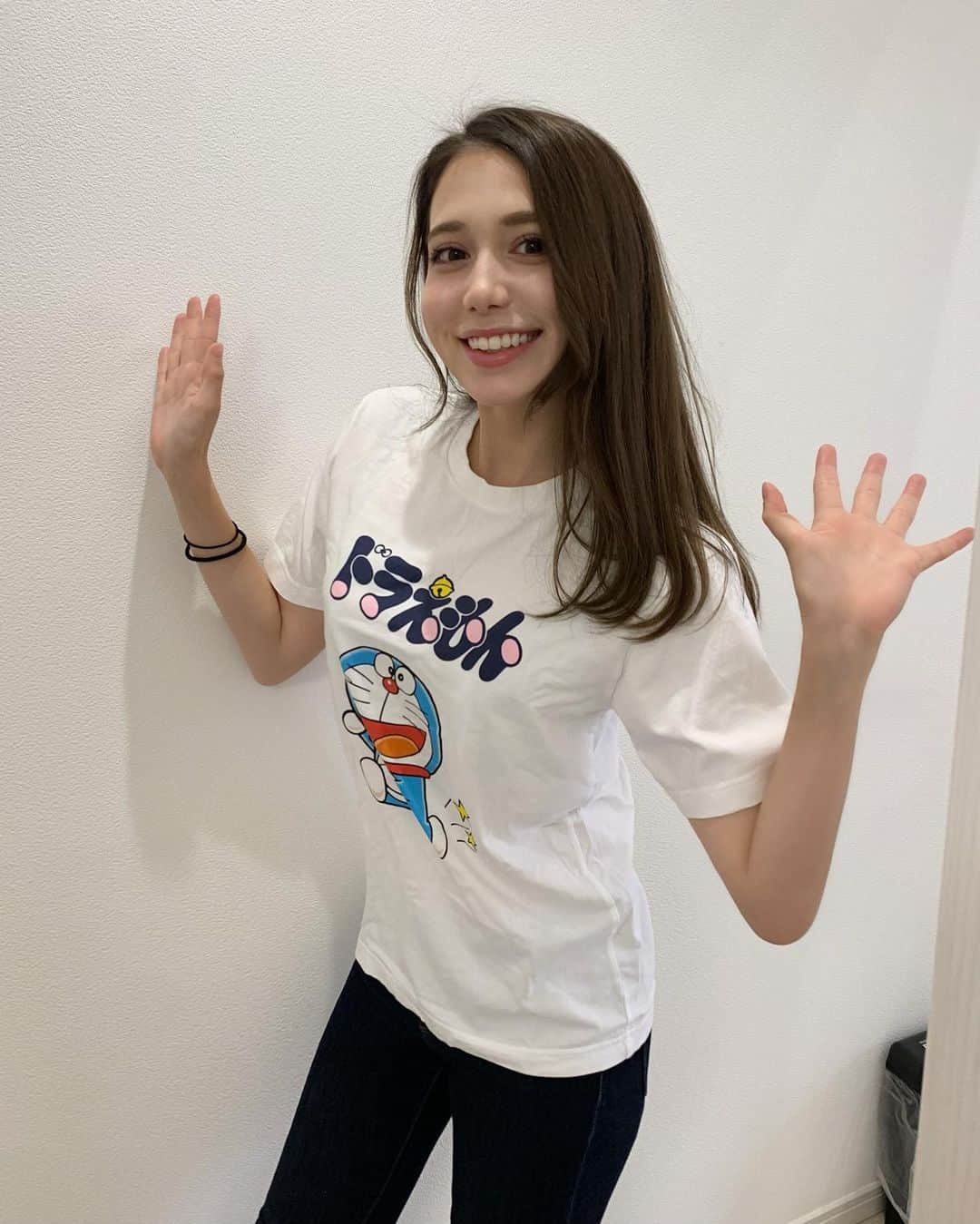 アシュリー千帆さんのインスタグラム写真 - (アシュリー千帆Instagram)「. 10/28 歳とりました❤︎  マミー産んでくれて、 育ててくれてありがとう😊💕 皆さまお祝いメッセージもありがとう☺️  ありがとうだらけだね しあわせ  歳とるごとに去年の自分より美人になれるよう 生きた日数分経験したいろいろな出来事を生かして、 さらに素敵な毎日を過ごせるよう 楽しみまくって生きていきます  『若い』がいいみたいな風潮あるけど 特に女性はそう言われがちだけど どっちにもいいところはあると思うの  内面は深みを持たせて、外見は潤いをたもって  たくさん経験して、 生きれば生きるほど 私自身の厚みは出てくると思うの  去年の私よりも今年の私の方が レベルは上がってるに決まってる  人生楽しむのも今年の自分の方が絶対うまい  出会った人みんなと素敵な毎日をおくれるよう 朝起きたら「今日も楽しむぞ」って 意気込んで一日をスタートするね。  こんなこと書いてるけど自分に自信満々なわけでもないし今の自分にも満足してない  だからがんばろうって思えるし、可愛くなりたいって思う😊  毎日楽しいです みんなありがとう、 これからもよろしくね  #早朝からテンション高い #去年も今年もドラえもんだらけの誕生日  #birthday #instalike #instagood  #beauty #美容　　#自分磨　#エステサロン #cosme #doraemon #ドラえもん」10月28日 11時33分 - ashli_ch