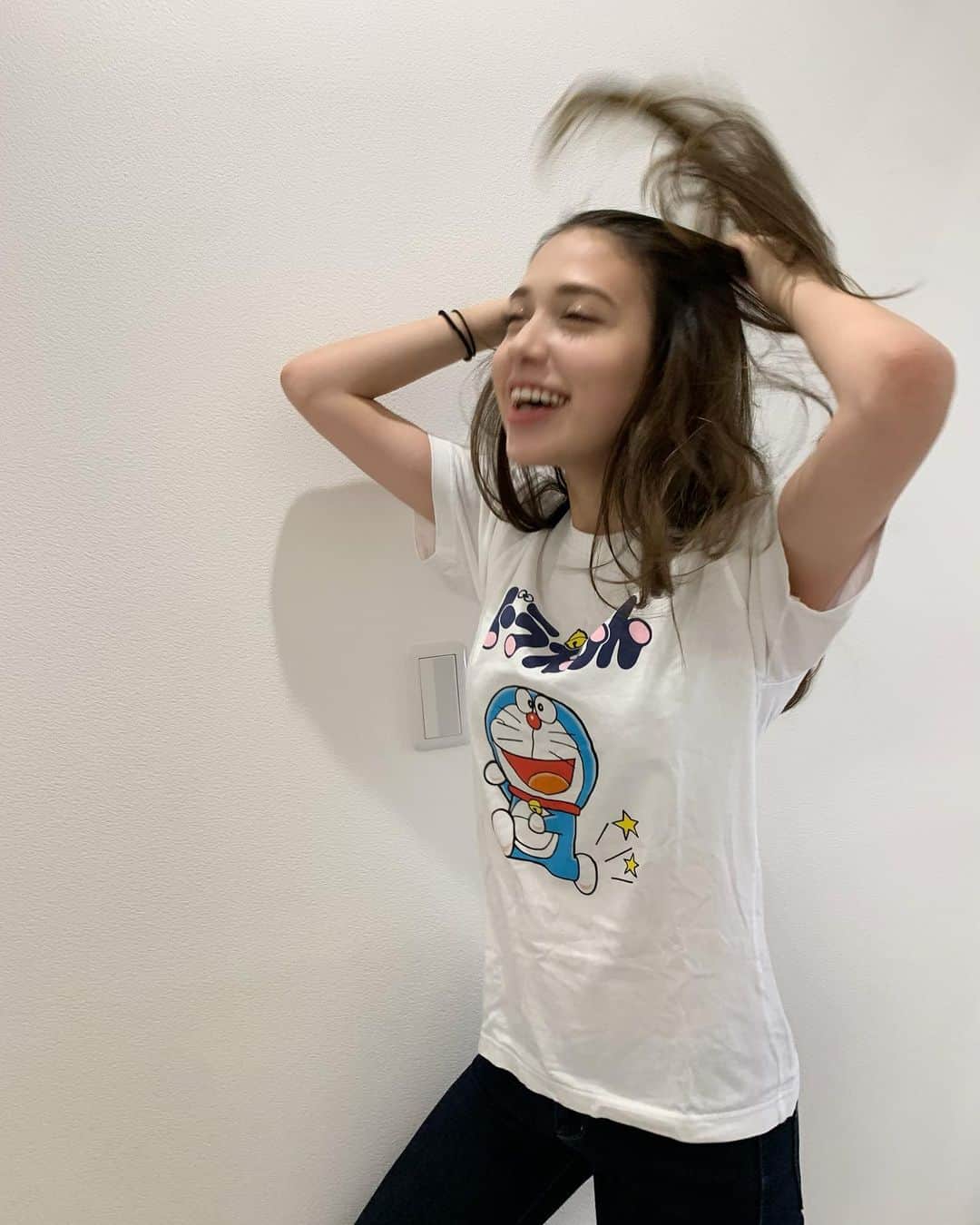 アシュリー千帆さんのインスタグラム写真 - (アシュリー千帆Instagram)「. 10/28 歳とりました❤︎  マミー産んでくれて、 育ててくれてありがとう😊💕 皆さまお祝いメッセージもありがとう☺️  ありがとうだらけだね しあわせ  歳とるごとに去年の自分より美人になれるよう 生きた日数分経験したいろいろな出来事を生かして、 さらに素敵な毎日を過ごせるよう 楽しみまくって生きていきます  『若い』がいいみたいな風潮あるけど 特に女性はそう言われがちだけど どっちにもいいところはあると思うの  内面は深みを持たせて、外見は潤いをたもって  たくさん経験して、 生きれば生きるほど 私自身の厚みは出てくると思うの  去年の私よりも今年の私の方が レベルは上がってるに決まってる  人生楽しむのも今年の自分の方が絶対うまい  出会った人みんなと素敵な毎日をおくれるよう 朝起きたら「今日も楽しむぞ」って 意気込んで一日をスタートするね。  こんなこと書いてるけど自分に自信満々なわけでもないし今の自分にも満足してない  だからがんばろうって思えるし、可愛くなりたいって思う😊  毎日楽しいです みんなありがとう、 これからもよろしくね  #早朝からテンション高い #去年も今年もドラえもんだらけの誕生日  #birthday #instalike #instagood  #beauty #美容　　#自分磨　#エステサロン #cosme #doraemon #ドラえもん」10月28日 11時33分 - ashli_ch