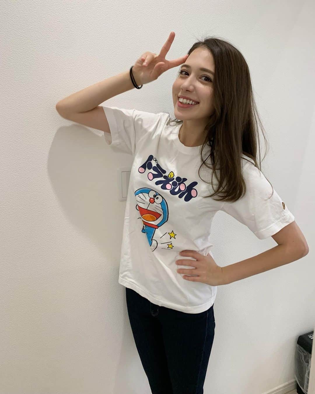 のインスタグラム：「. 10/28 歳とりました❤︎  マミー産んでくれて、 育ててくれてありがとう😊💕 皆さまお祝いメッセージもありがとう☺️  ありがとうだらけだね しあわせ  歳とるごとに去年の自分より美人になれるよう 生きた日数分経験したいろいろな出来事を生かして、 さらに素敵な毎日を過ごせるよう 楽しみまくって生きていきます  『若い』がいいみたいな風潮あるけど 特に女性はそう言われがちだけど どっちにもいいところはあると思うの  内面は深みを持たせて、外見は潤いをたもって  たくさん経験して、 生きれば生きるほど 私自身の厚みは出てくると思うの  去年の私よりも今年の私の方が レベルは上がってるに決まってる  人生楽しむのも今年の自分の方が絶対うまい  出会った人みんなと素敵な毎日をおくれるよう 朝起きたら「今日も楽しむぞ」って 意気込んで一日をスタートするね。  こんなこと書いてるけど自分に自信満々なわけでもないし今の自分にも満足してない  だからがんばろうって思えるし、可愛くなりたいって思う😊  毎日楽しいです みんなありがとう、 これからもよろしくね  #早朝からテンション高い #去年も今年もドラえもんだらけの誕生日  #birthday #instalike #instagood  #beauty #美容　　#自分磨　#エステサロン #cosme #doraemon #ドラえもん」