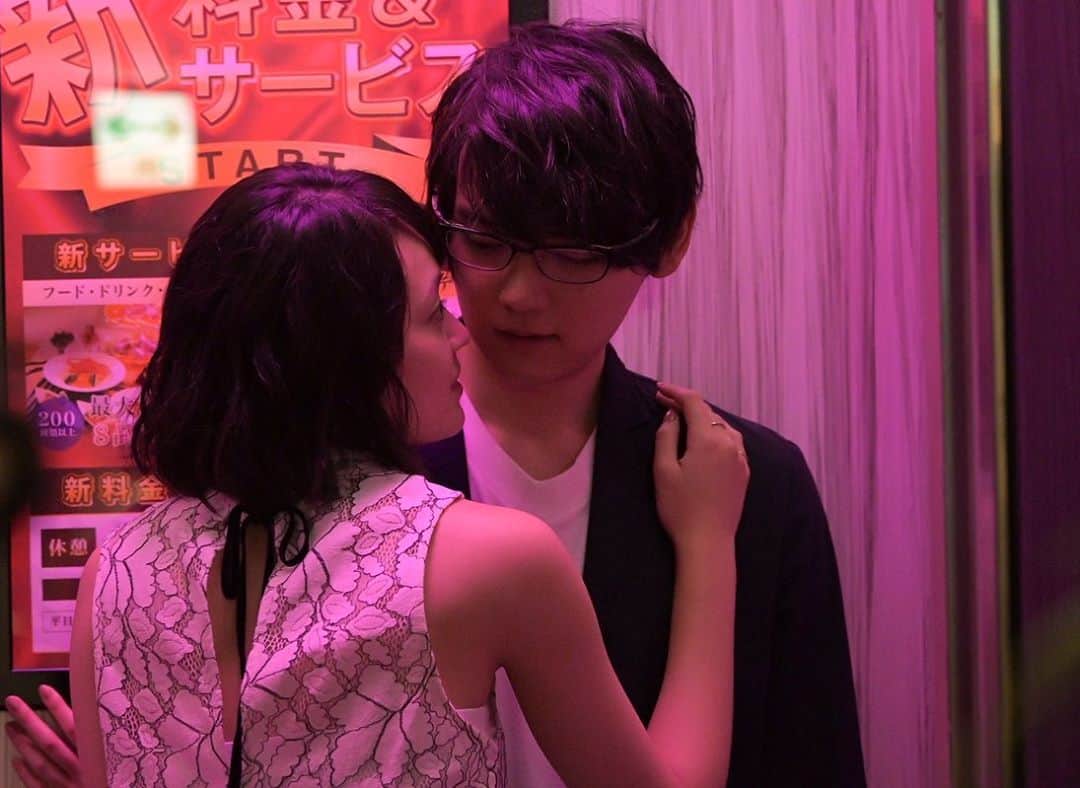 荒ぶる季節の乙女どもよ。【ドラマイズム公式】のインスタグラム：「. ／ #荒ぶる季節の男どもよ。 【山岸知明編】配信開始📣 ＼ . 荒乙の前日譚❗️ 彼らの性と恋の物語は本日  #TSUTAYAプレミアム で独占配信開始✨ . 配信を記念して、 山岸知明編のメイキング映像もご覧頂けます❗️ここでしか、観れない秘蔵映像👀 たっぷりの20分👏👏👏 . 荒ぶりますよ…😆 . ▷「山岸知明 編」あらすじ 高校の同窓会が開催されることをきっかけに、山岸知明（古川雄輝）は高校時代に憧れを抱いていた前原岬（吉本実憂）との崇高な出来事をふと思い出す。同窓会で、久しぶりに会った岬と話をし、山岸は岬から二人で同窓会を抜けようと言われ、バーへ行き良いムードになり二人はラブホテルへ…!? . . http://tsutaya.jp/araoto_k_s/ . #古川雄輝 #吉本実憂 #荒ぶる季節の乙女どもよ。 #ミロ先生 #yukifurukawa」