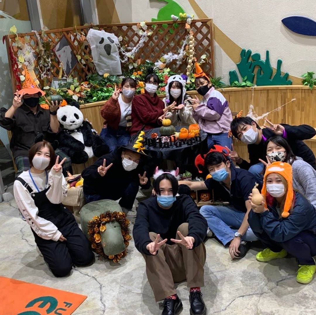 【公式】福岡ECO動物海洋専門学校のインスタグラム：「学生の皆さんこんにちは🎃 学友会執行部です👧🏻 30日にハロウィンイベントを開催します🎉 8:40~9:10と12:40~13:10の間、校内にいる学友会執行部を探してお菓子をGETしてください🍫 合言葉と引換券を忘れずに😋 是非参加してくださいね👻 執行部は首元に動物のシールを貼っています！ 🕸当日は終日仮装OKです🕸 ⚠️ただし実習など授業に支障が出ないようにルールは守ってくださいね🗣  Twitterの方もチェックしてくださいね📲  #ハロウィンイベント #福岡ECO #お菓子GET」