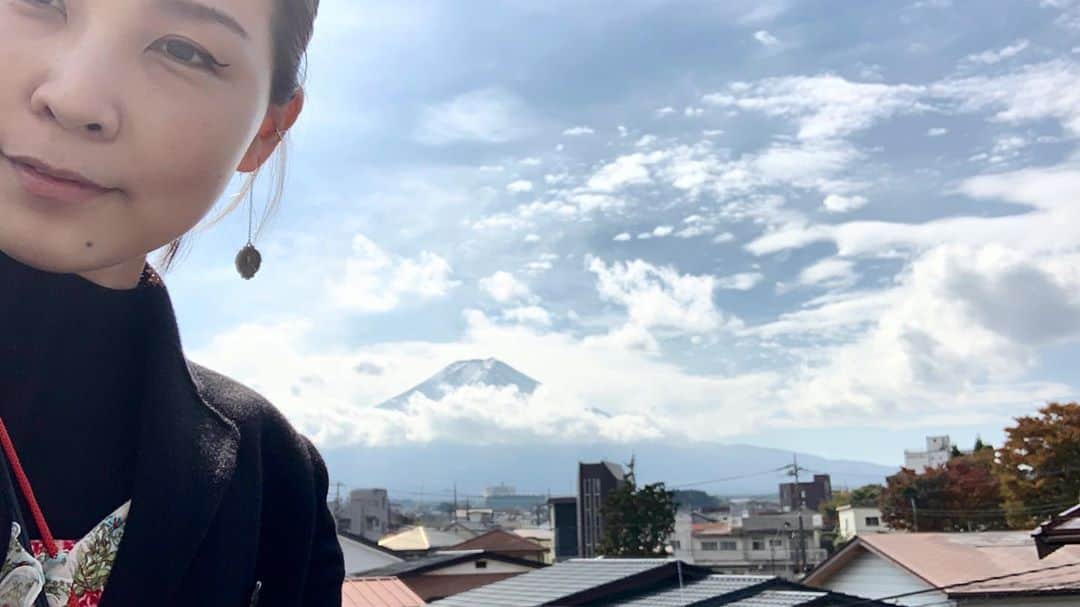 世武裕子のインスタグラム：「最近、暖かい🌞🗻 rooftop view 20201028 :)」