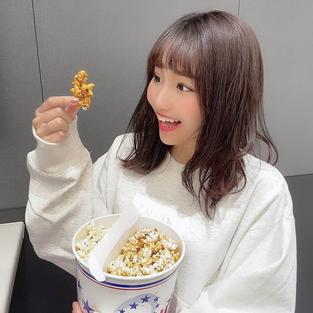 加藤里奈さんのインスタグラム写真 - (加藤里奈Instagram)「⋆ ポップコーンは何味派🍿？ 写真はハーフ&ハーフたべてる😂 ⋆ このトレーナーは @ground_n_ace さんのです🤍 ⋆ ホワイト×グレーぽい色味でめちゃ可愛い😭🤍 少し大きめサイズだから、Sでも 少しだぼっと着れてかわいいよ〜 ⋆ 秋はシックな感じも好きだけど、 カジュアルもいいよね🍁 ⋆ #ootd #fashion #instafood #instagram #instalike  #hairstyle #outfit #code #coordinate #style #stylepoint #instafashion #instagood #instalike #ファッション #撮影 #ヘアアレンジ #ヘアスタイル #アレンジスタイル #ヘア #かとこ #コーディネート #コーデ #かとこーで #今日の服」10月28日 11時42分 - katoco0326