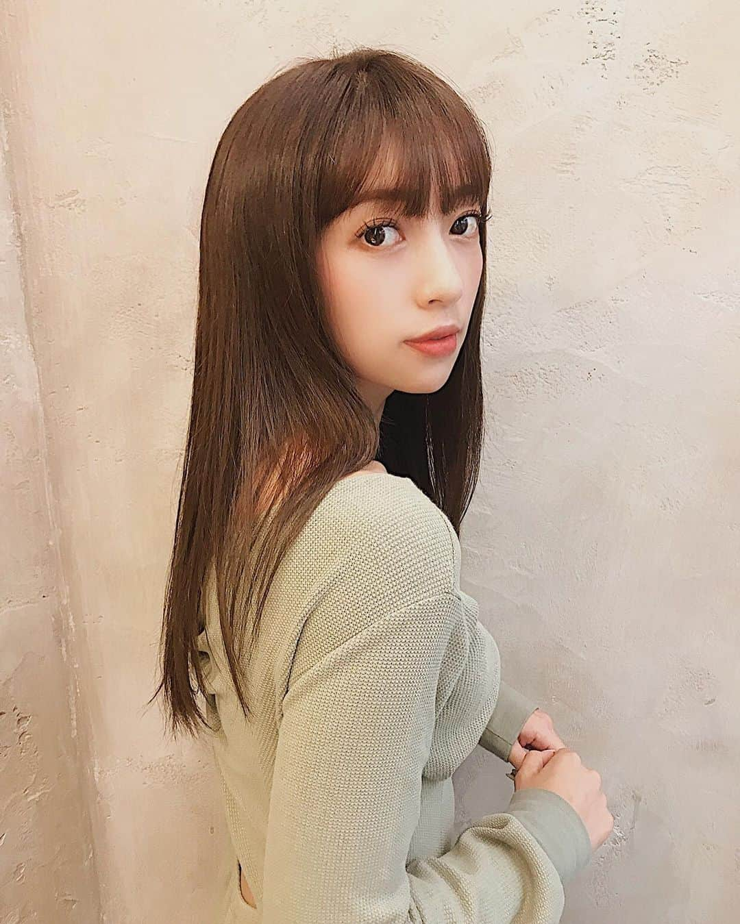 唯可（yuika）さんのインスタグラム写真 - (唯可（yuika）Instagram)「久しぶりの美和さんカラー🤎 ほんっとうに毎回最高の色にしてくれるから 終わった後いつも感激する🥺✨ . 今回も素敵な秋カラーにしてくれたよ🍁 リールにビフォーアフター載せてるから 是非是非みてみねね . . .  .  . #ヘアカラー#外国人風#オルチャン#オルチャンメイク#センター分け #韓国人風#アラサーヘア#ヘアチェンジ#イメチェン#美容室#サロモ#サロンモデル#花柄#ヘアメイク#マツエク#美容垢#ロングヘア#高身長#長身女子#173cm #170cm」10月28日 11時38分 - yu.i.k.a