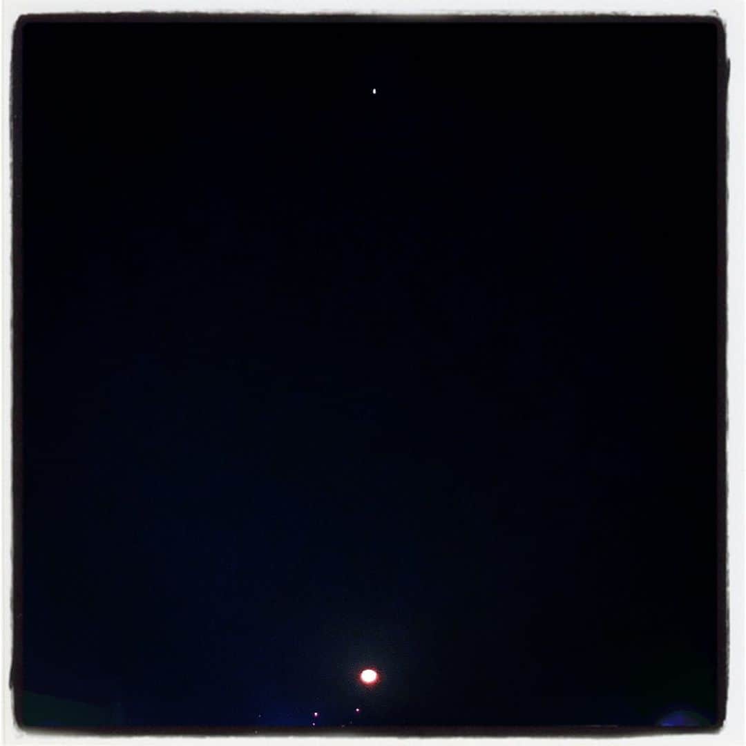島袋寛子さんのインスタグラム写真 - (島袋寛子Instagram)「– 深夜〜明け方前の月と星。 カボチャのようなオレンジ色から真っ赤に。 すごいかったー。 朝も夜も、ずっとおきていたくなる。美しい。  #わかりづらい写真で申し訳ない #スマホ #カメラ #どちらも綺麗には撮れなかった #😂 #ぶれぎみw #みんなにみてほしくなる美しさでした #しばらく眺めていました #🙏 #お月様も星だねw #失礼」10月28日 11時38分 - hiroko.shimabukuro