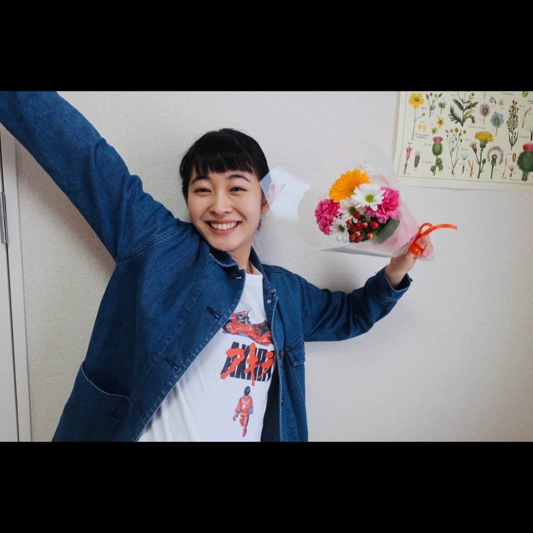 河村花さんのインスタグラム写真 - (河村花Instagram)「🌼 19歳になりましたー！ 全力でいきます！ 19歳楽しみだ！！ #父がくれたtシャツと #母がくれたお花で #河村花」10月28日 11時39分 - hana_kawamura