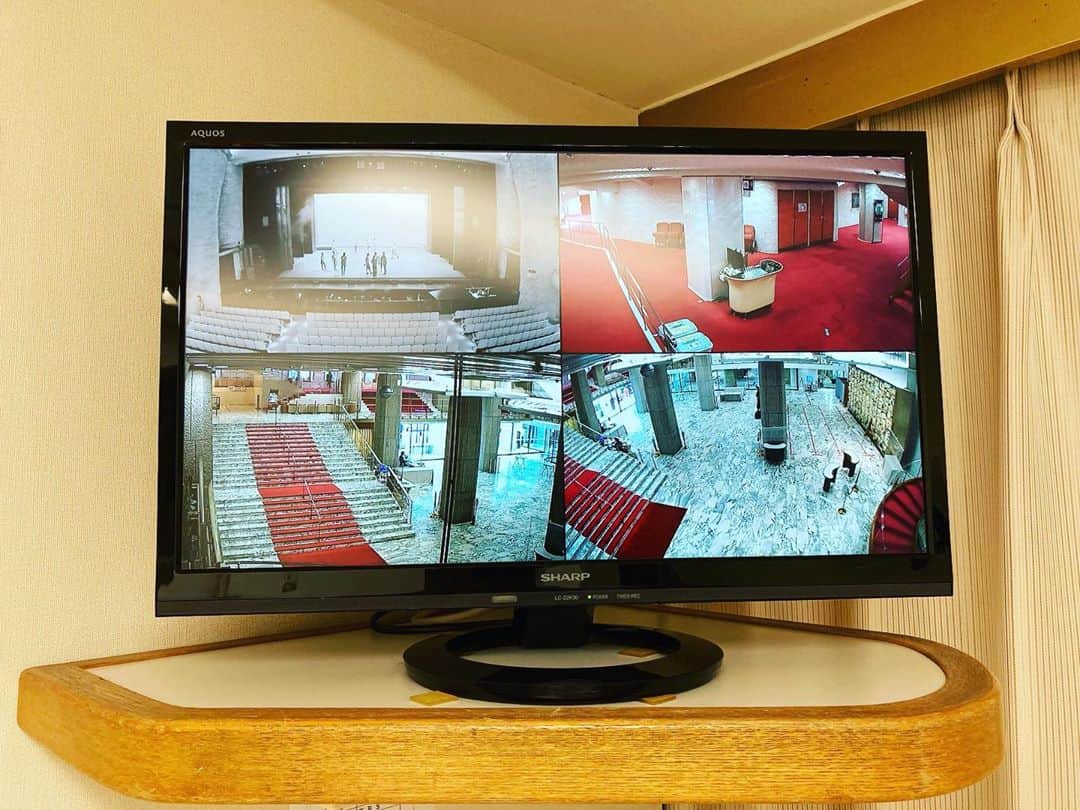 山西惇のインスタグラム：「このモニターで入退場されるお客様を見るのが好きでした。日生劇場、大好きな劇場になりました、次はいつ立てるのだろう。 ミュージカル「生きる」東京千穐楽です。 #ミュージカル生きる」