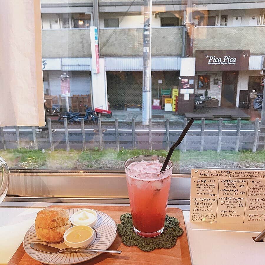 isutaさんのインスタグラム写真 - (isutaInstagram)「ゆっくりしたい1人カフェに最適♡﻿ ﻿ ﻿ 東京都・世田谷にある「タビラコ」は、ゆっくりとした心地よい時間が過ごせるお店。﻿ ﻿ ﻿ こじんまりと落ち着いた雰囲気が素敵で、1人カフェにも最適です。﻿ ﻿ ﻿ ランチやドリンク、デザートまでもこだわりがたっぷり詰まったお料理がいただけるんだそう。﻿ ﻿ ﻿ 中でも、外はサックリ、中はふわっととしている全粒粉のスコーンは見逃せません♡﻿ ﻿ ﻿ カウンター席に座ると前を通る世田谷線を見ることができるのも楽しいポイントです♪﻿ ﻿ ﻿ 気になる方はぜひチェックしてみてください！﻿ ﻿ ﻿ 【タビラコ】﻿ 住所：東京都世田谷区世田谷4-13-20﻿ 営業時間︓［月～水・金・土］13:00～20:00﻿ 　　　　　［日・祝］13:00～18:00﻿ 定休日：木﻿ ﻿ ﻿ photo by﻿ @7_sae.8﻿ @__16._.se15﻿ @s__02__h﻿ @pyon__0828﻿ ﻿ ﻿ #isuta #イスタ #isutapic﻿ #isutacafe #カフェ巡り #おしゃれカフェ﻿ #カフェスタグラム #東京カフェ #東京カフェ巡り﻿ #cafe #世田谷カフェ #松陰神社前カフェ ﻿ #タビラコ #東京グルメ #東京ランチ﻿ #cafestagram #カフェ #カフェ好き﻿ #お洒落な人と繋がりたい #喫茶店﻿ #カフェ好きな人と繋がりたい」10月28日 11時45分 - isuta_jp