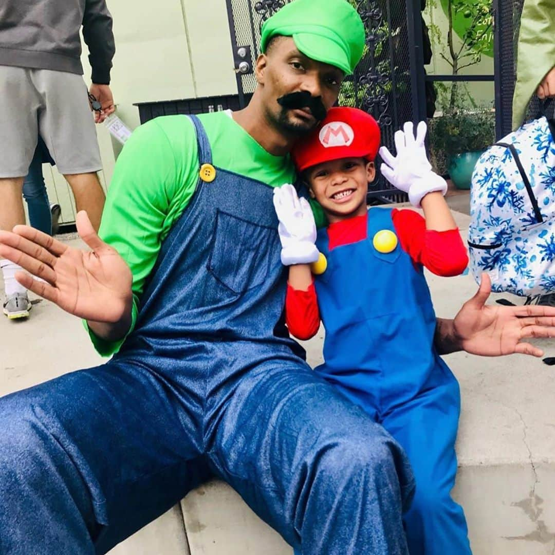 クリス・ボッシュさんのインスタグラム写真 - (クリス・ボッシュInstagram)「Batman & Robin... Kobe & Shaq... Bert and Ernie... but REALLY name a more dynamic duo than Mario & Luigi 🍄. Nothing better than dressing up with my little guy. Can’t wait for y’all to see what @mrsadriennebosh and I have planned tor this year 🎃 👻 #BoshFamily #Halloween」10月28日 11時49分 - chrisbosh