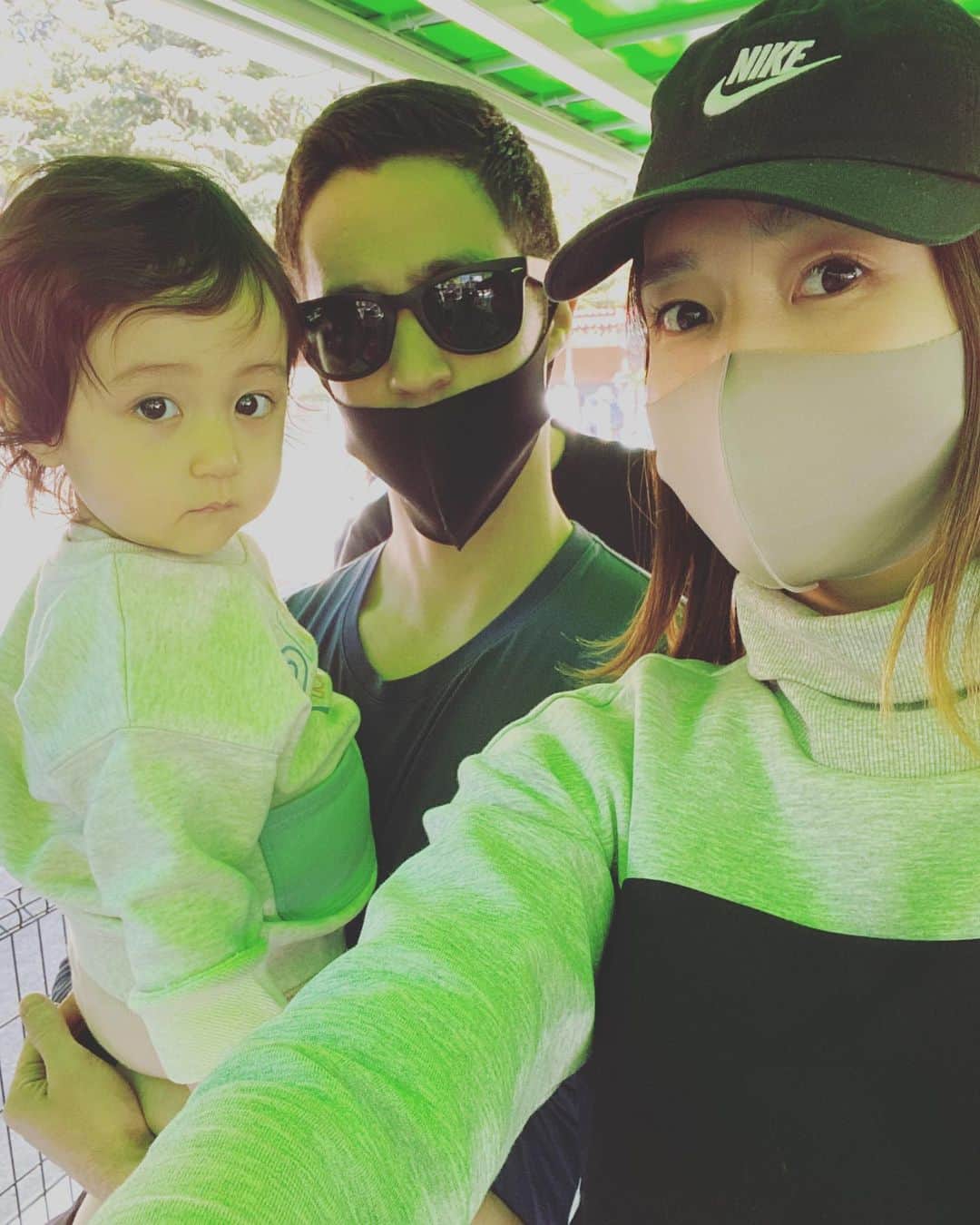 のインスタグラム：「横浜の子供の国に行ってきました😝 わたしが子供の時にたっくさん連れていってもらったところ😬  広すぎて十分に満喫できなかったけど、べべ本物の🐰には興味がないことが発覚。 * * * 子連れはほんと朝早く出発しなきゃなぁ。 * * *  動物に餌をあげるのが生き甲斐レベルになってきてるべべのため、親は動物に餌をあげられるところ必死で調べています。😂 * * * #横浜こどもの国  #15monthsold #1歳3ヶ月 #oneyearold #女の子ベビー  #令和元年ベビー  #babygirl  #babystagram  #赤ちゃんのいる暮らし  #赤ちゃんのいる生活  #女の子ママ #ママライフ #babyandmommy  #👶  #아가」