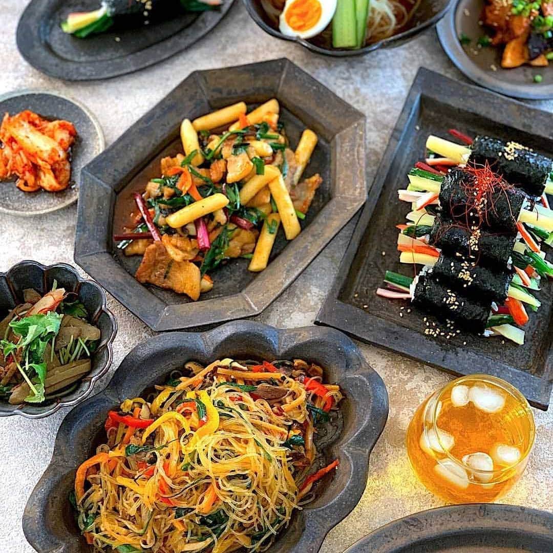 韓の食菜さんのインスタグラム写真 - (韓の食菜Instagram)「omoomo115 さんが「韓の食菜 チャプチェ」&「韓の食菜 豚カルビ」で作ったベジおかずを投稿してくださいました。  チャプチェや豚カルビ、タッカルビ、キンパなど韓国料理が並ぶ豪華な食卓ですね♪  .  #モランボン @moranbong_official   @hannoshokusai   ------------------------------------------  #Repost @omoomo115 ・・・ 2020.4.30  木曜日 〜 〜 〜 今日のおうちごはんで こんばんは( *˙ω˙*) ・ ・ ｢モランボン×フーディーテーブル」様の コラボ広告企画に参加させていただいています。  モニタープレゼントしていただいた 【モランボン 韓の食菜】を使って 昨日の残り物とあわせて いろいろ韓国料理アラカルト🎶 ・ ・ ＊野菜たっぷりチャプチェ【韓の食菜】 ＊デジカルビ【韓の食菜】 ＊コマキンパ ＊タッカルビ(残りもの） ＊韓国冷麺 ＊ごぼう入りプルコギ風甘辛煮（残りもの） ・ ・ ・ ・  日中は暑いくらいなので スープはチゲものではなく冷麺🥢 ・ ・  大好きなチャプチェは 春雨を別茹でする手間がなく 1つのフライパンでできて楽チン🎶 豚カルビは これまた大好きなトック入りで 食べ応えあってとっても美味しい(〃艸〃)✨ 好きな野菜を好きなだけ入れて ボリュームたっぷり韓ごはん‎✩°｡⋆ すぐ出来てお手軽なのに美味しい♡  毎日3食おうちごはんの今 大助かりでした(о´∀`о) ごちそうさまでした🎶 ・ ・ ・ 4月も今日で終わり〜Σ(ﾟдﾟ；)ﾊﾔｯ... 今月も見ていただきありがとうございました🎵 ・ ・ ・ ・ ・ #韓の食菜  #チャプチェ #豚カルビ #フーディーテーブル #フーディストモニター #モランボン #韓国料理好き #韓国料理 #お手軽ごはん  #おうちごはん #今日のばんごはん  #今日のご飯  #おうちごはんlover  #大皿料理  #stayhome #おうち時間 #おうち時間を楽しむ  #豊かな食卓 #dinner #晩御飯  #おうちごはん部  #iegohanphoto  #野菜たっぷり  #ヨムーノメイト #サンキュグラマー #オリーブノートアンバサダー  #器好き #snapdish  #キッチングラム」10月28日 11時54分 - hannoshokusai