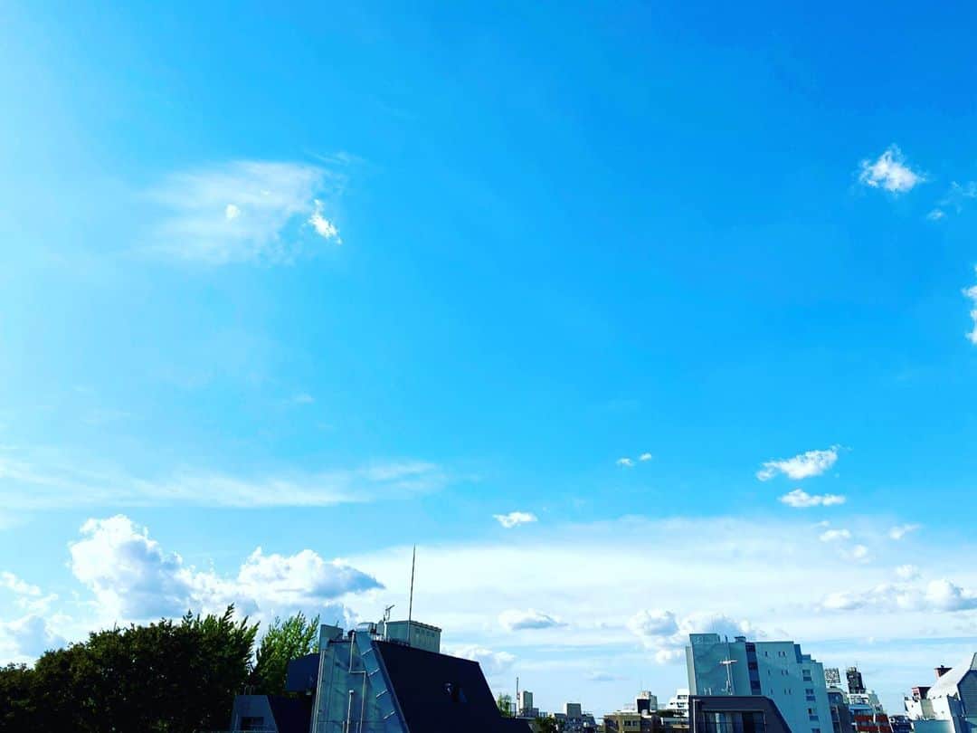 大越かず江さんのインスタグラム写真 - (大越かず江Instagram)「✨Love💕✨  こんな青空見れた日は 幸せになる予感しかしない ☀️╰(⸝⸝⸝´꒳`⸝⸝⸝)╯☀️  思いっきり幸せになろぅ〜！！ 🚗³₃Boooon!!♡  love♥(๑˘ ³˘๑)ﾁｭ～♡love♥(๑˘ ³˘๑)ﾁｭ～  ✨ Love 💕 ✨  The day when I saw such a blue sky I only have a feeling of being happy ☀️╰ (⸝⸝⸝´꒳`⸝⸝⸝) ╯☀️  Let's be happy to the fullest！！  love♥(๑˘ ³˘๑)ﾁｭ〜♡love♥(๑˘ ³˘๑)ﾁｭ～♡  #空が好きな人と繋がりたい  #青  #blue  #sky  #love」10月28日 11時55分 - bluemoonseasky
