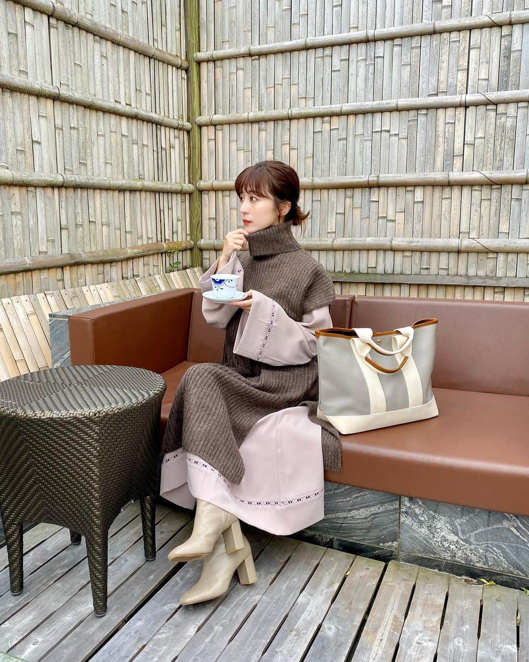 水野佐彩さんのインスタグラム写真 - (水野佐彩Instagram)「・ 両親と娘と熱海へ♨️ 本当に素敵な宿だったので またこれは詳しく書きますね☺️💕 マザーズバッグはTOPKAPIのを 1番愛用しているのですが 新しいカラーのも今回は旅に連れてきました🤍 (20%オフだった😍👜) カフェラテみたいなコーデになった🐷💕 あ。TOPKAPIのブランドサイトが リニューアルオープンしたそうで 今なら2万円以上お買い上げで ノベルティのオーガニックハンドジェルが貰えるみたいです❣️ 保湿できていい香りのハンドジェルでした🤍 sサイズコーデ #153cmコーデ #おちびコーデ #ママコーデ #sサイズ女子 #30代ファッション #30代コーデ  #おちびの輪 #きょコ #ママライフ #令和2年ベビー #2020年ベビー #女の子ママ #秋メイク　#TOPKAPI  #トプカピ  #breathtopkapi #ブレストプカピ #cotorica #urbament」10月28日 12時07分 - saaya_mizuno