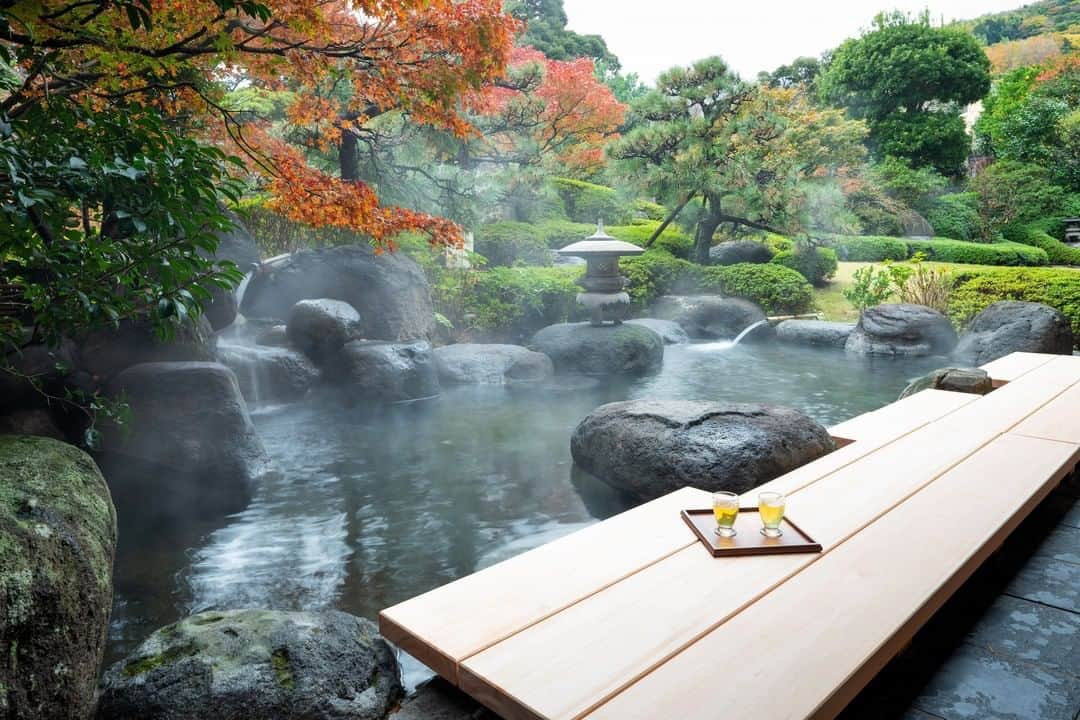 星野リゾート 界の若者旅さんのインスタグラム写真 - (星野リゾート 界の若者旅Instagram)「温泉でほっこり温まりたくなるこの季節。  界 伊東には、源泉かけ流しの湯殿、プール、足湯があります。足湯からは、日本庭園が望め、11月中旬頃からは木々が色づきはじめます。  紅葉を愛でながら、足湯につかりのんびりとしたひと時を過ごしてみてはいかがでしょうか。  #hoshinoresorts #kaiito #星野リゾート #界伊東 #伊東温泉 #紅葉 #日本庭園 #足湯 #秋ごよみ」10月28日 12時01分 - hoshinoresorts.kai