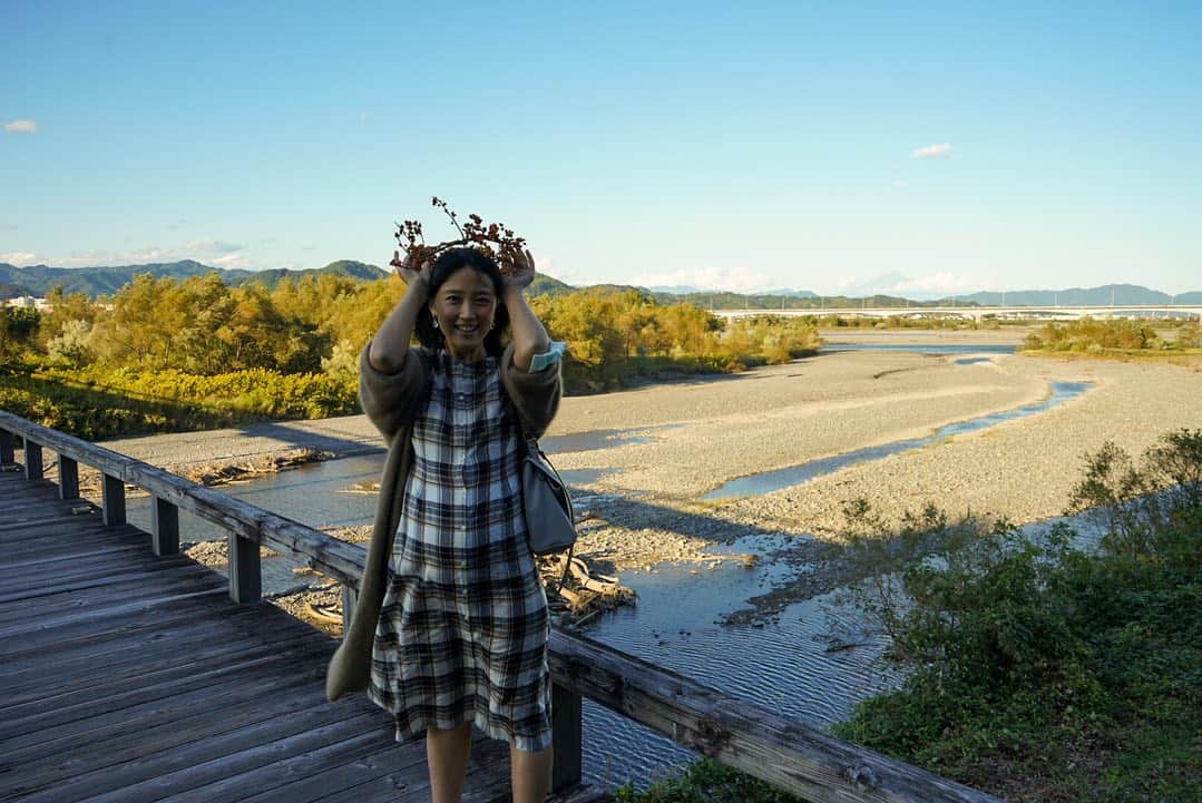 竹内由恵さんのインスタグラム写真 - (竹内由恵Instagram)「秋晴れが続いていますね〜！先日、静岡県島田市にある蓬莱橋までドライブしてきました。世界一長い木造歩道橋らしいです。 橋を渡ったとこに、「ご自由に」と花飾りがおいてあったのですが、なんだかすごく嬉しくなり、よって、被ってます笑 蓬莱橋から富士山も見えましたよー！最後の写真、わかりますか？^ ^  #蓬莱橋#秋晴れ#気持ちよかったー#静岡県#島田市#ドライブ#遠くに富士山🗻」10月28日 12時05分 - yoshie0takeuchi
