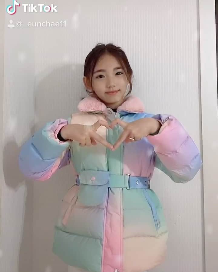 ウンチェのインスタグラム：「하트 받으세요💗 - - - - #베네통키즈 #프리미엄컬러컬렉션 #달달이아우터  #키즈패딩 #키즈아우터 #여아아우터 #키즈숏패딩  #오로라숏패딩 #틱톡 #tiktok #하트손댄스 #일상 #주니어모델 #아역배우 #이은채 #LeeEunchae」