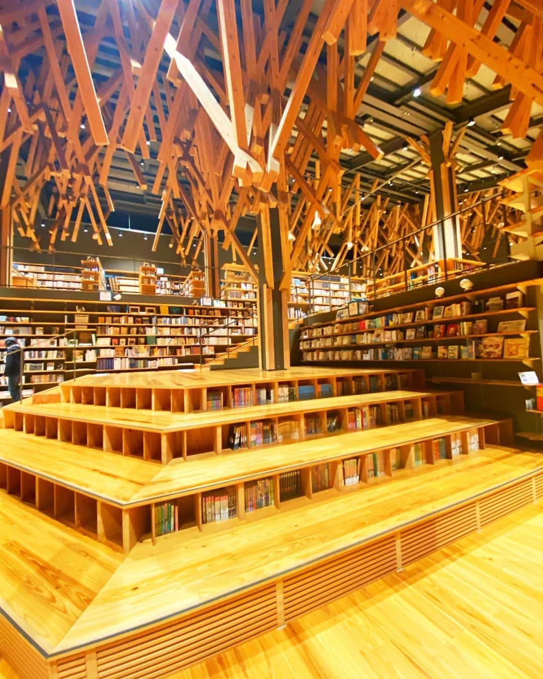 石井里奈さんのインスタグラム写真 - (石井里奈Instagram)「こんにちは☀️ . 今日は高知編✨⛰ 行ってみたかった、ゆすはら雲の上の図書館へ📚💕 隈研吾さん建築の町立図書館なの✨ . おしゃれすぎるけどちゃんと図書館📚!とにかく内装が素晴らしい🥺❤️建築すきにはたまらない！木の温もりも感じられて、ずっといたくなっちゃう素敵な空間💕 . tops&skirt... @kuih_store  図書館カラーに合わせてマスタードのニットを💕スカートは柄にしてメリハリを出しました❤️kuihのお洋服軽いし動きやすいし旅行にもぴったり❣️ . 雲の上のホテルにも今回見学に行ったんだけどそこもすごくて！ミュージアムに繋がる、やじろべえはね橋は本当に中も外観も美しくて写真を撮らずにはいられませんでした🥺❤️✨ . 午後も頑張っていきましょ💕 . #りなまるコーデ #kuih #kuihst #クイ #秋コーデ #高知県 #高知旅行 #高知観光 #高知 #図書館 #国内旅行 #隈研吾 #建築 #建築デザイン #library #読書 #reading #本 #books #bookstagram #読書の秋 #おしりたんてい #絵本 #インスタ映えスポット #建築家 #四国旅行 #ニットコーデ #プチプラコーデ #ファッション通販 #通販」10月28日 12時07分 - ri7tin1025